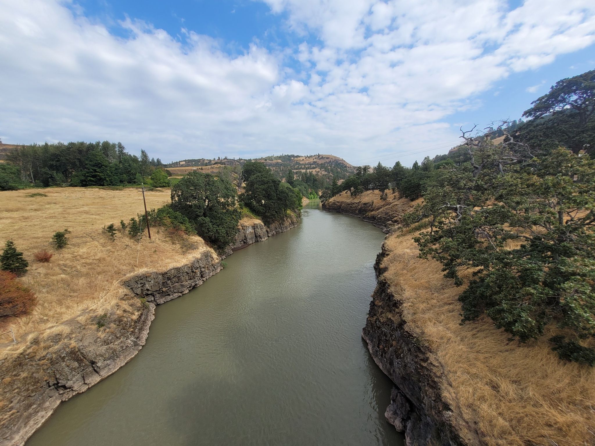 River flowing through a rocky canyon with green trees and dry banks. - Klickitat Park loop from Rowena