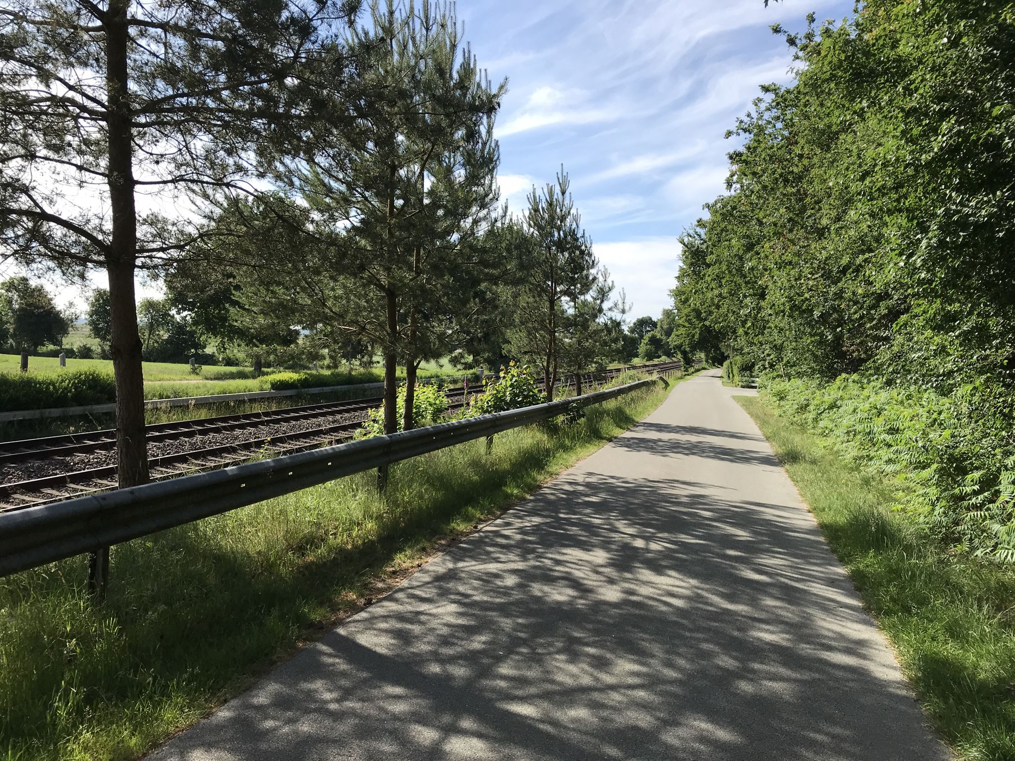 Guter Weg entlang der Bahnstrecke 