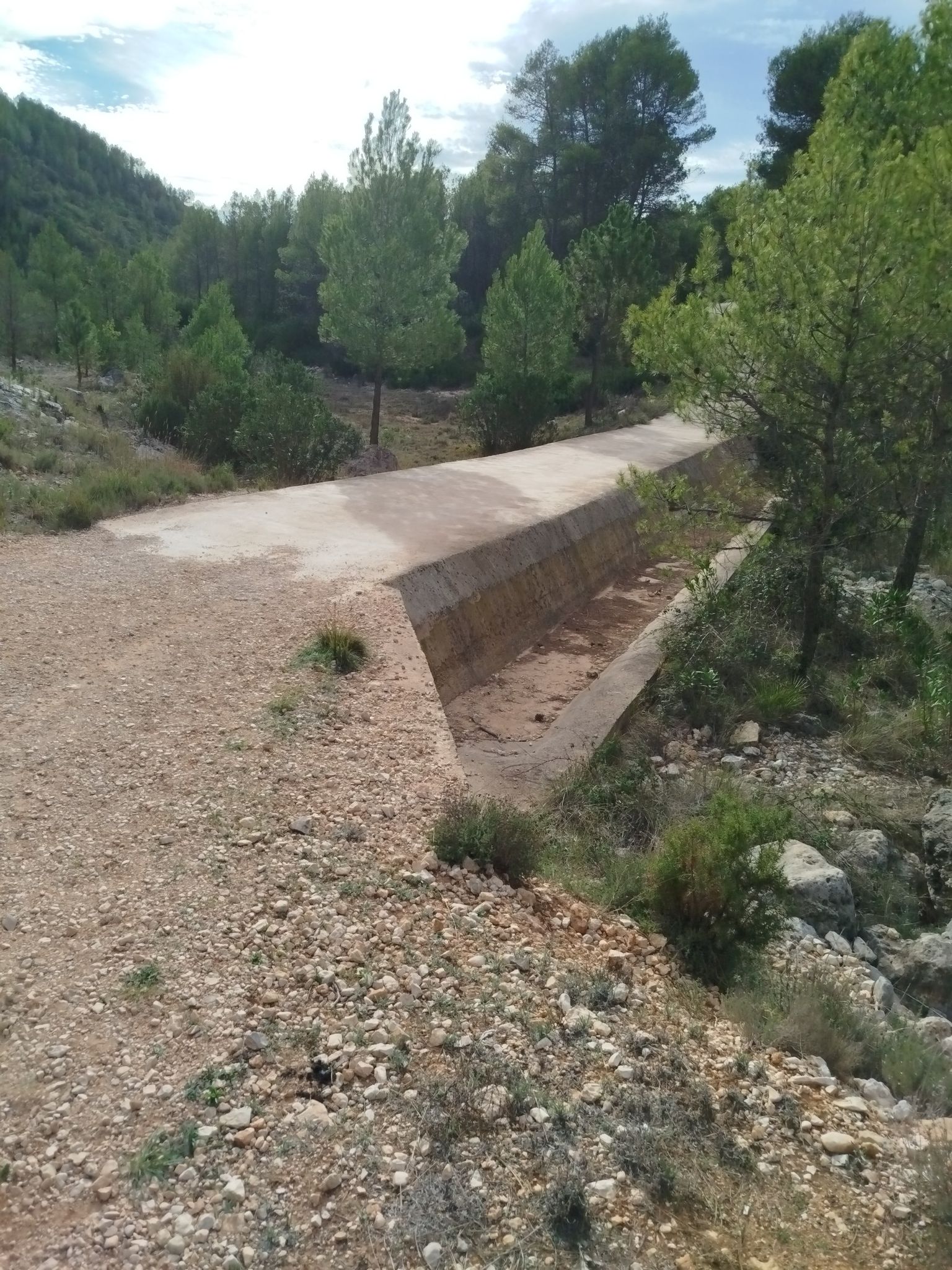eine Brücke über den Zulauf zur Fraile