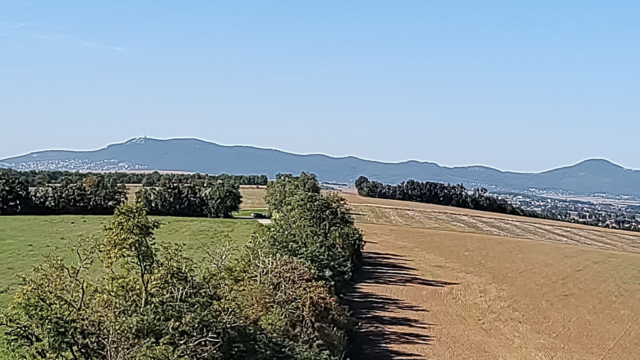 Pohľad z rozhľadne  Golianovo - smer Zobor a Žibrica