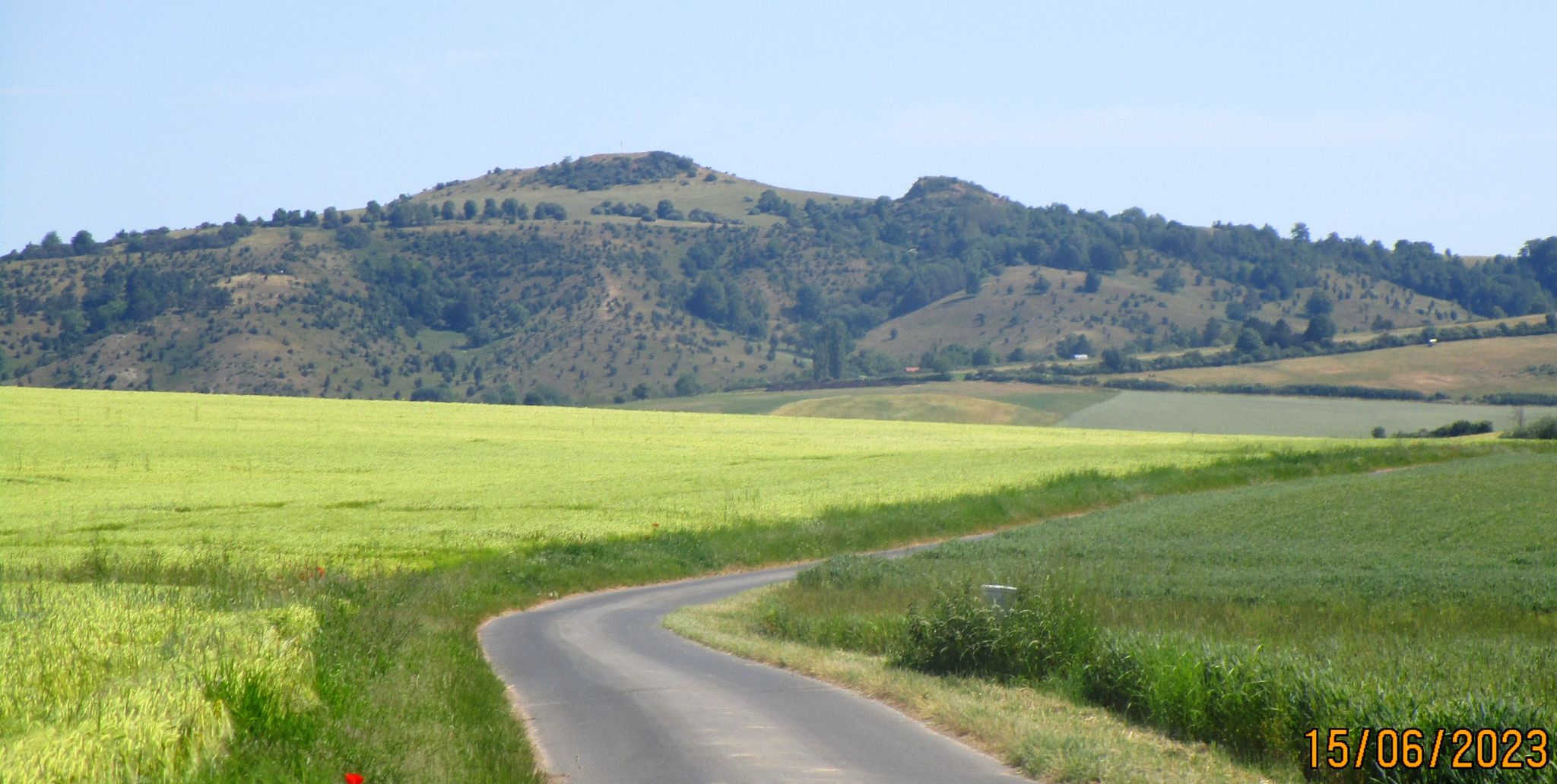 Radweg im Warmetal mit der Zierenberger Kuppe