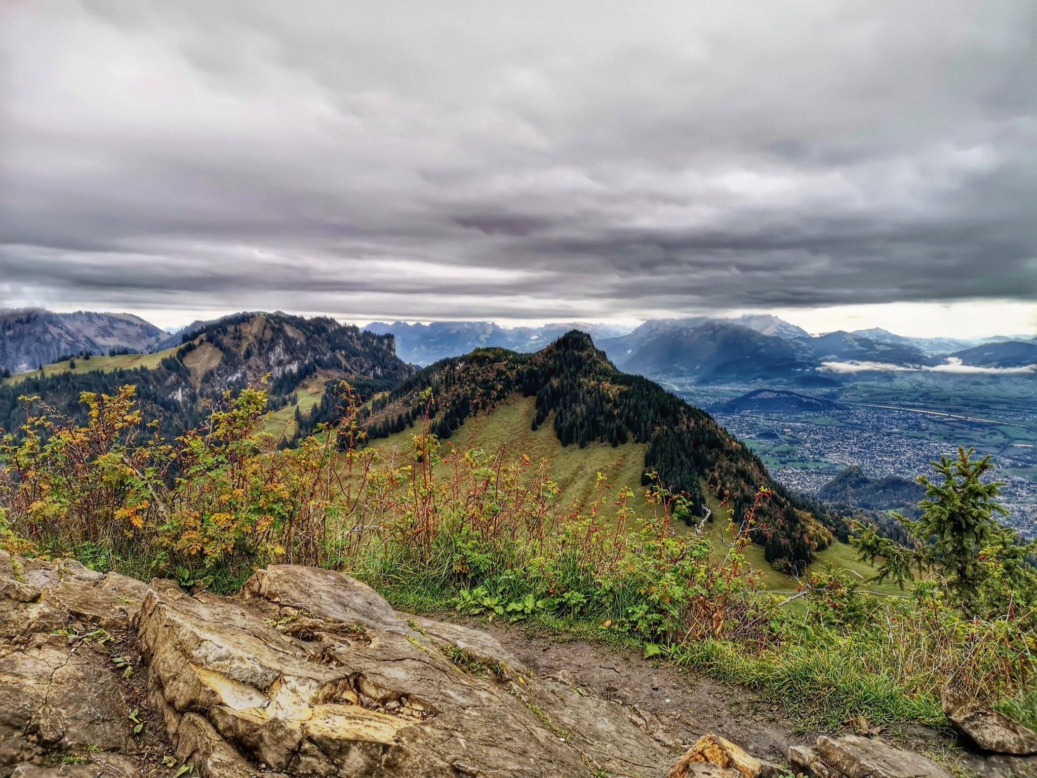 links vorne Schöner Mann & Schwarzenberg, hinten eher rechts der Alpstein