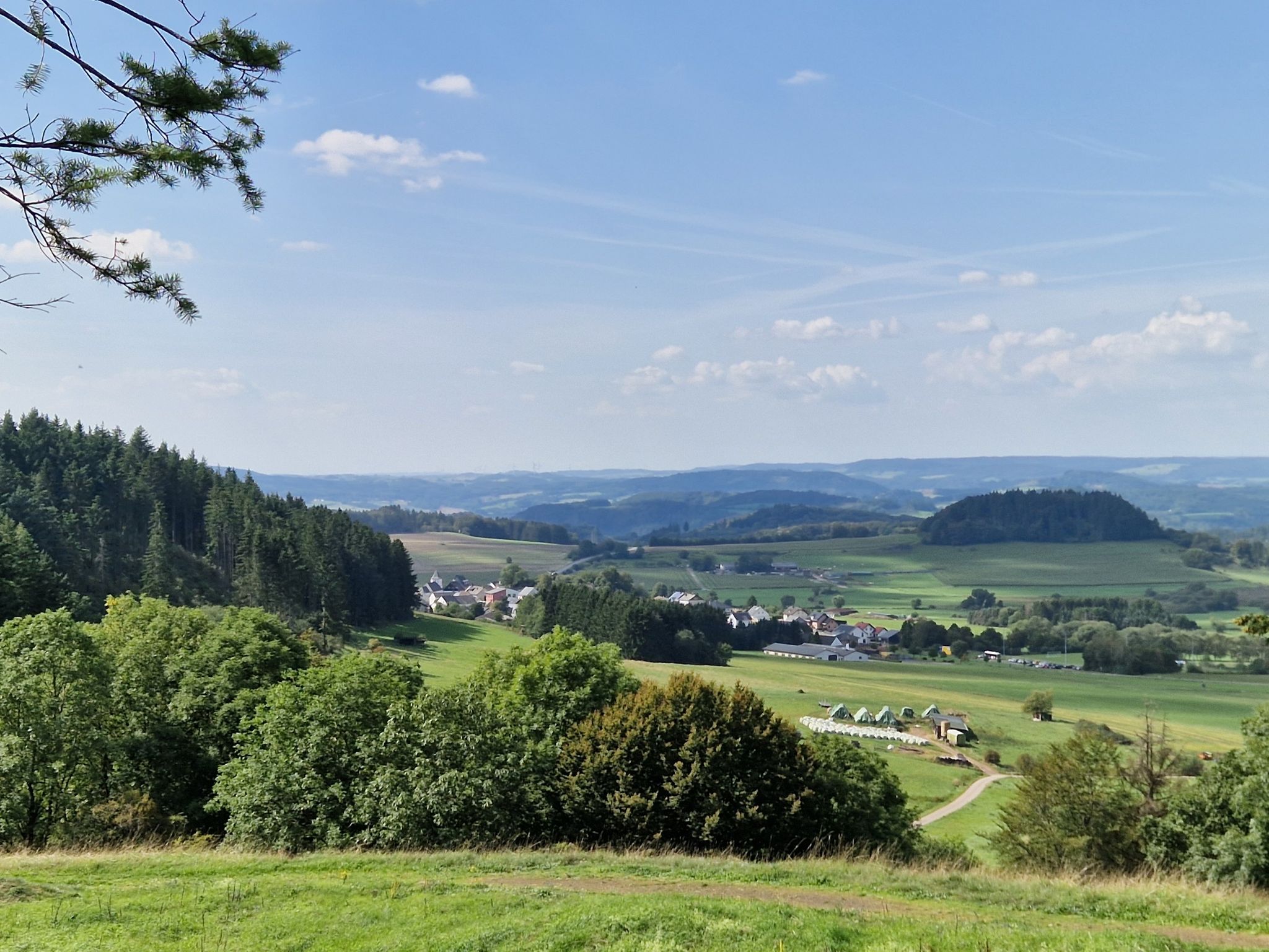 Die Eifel Richtung Gerolstein vom Ernstberg aus gesehen