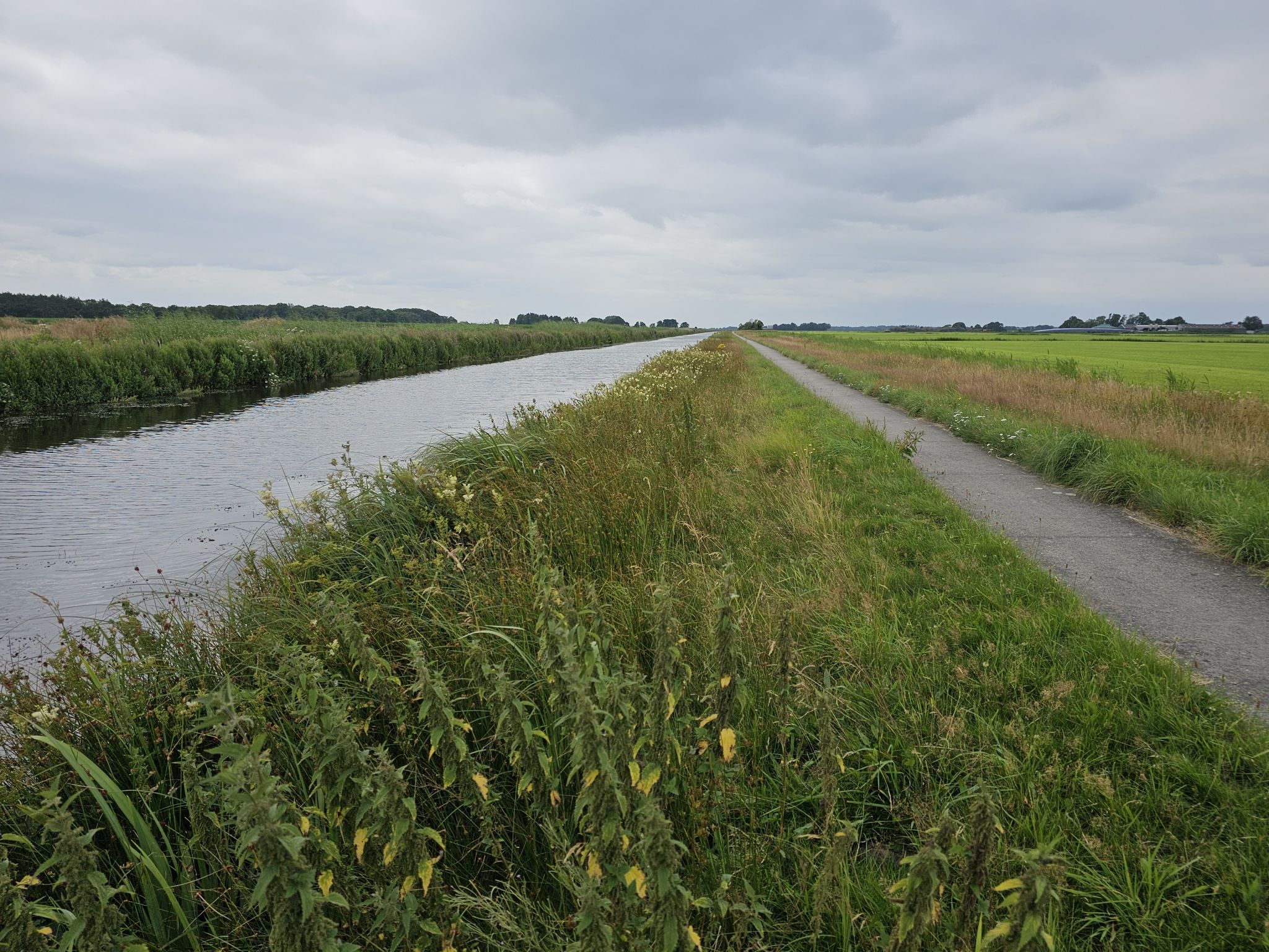 ca 1 km volg ik t fietspad langs de Tsjonger