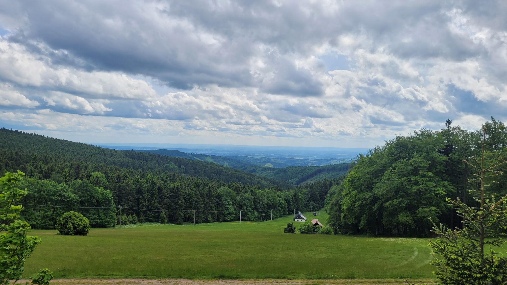 Fajny widok na polską stronę gór Orlickich, spod schroniska Masarykova Chata.