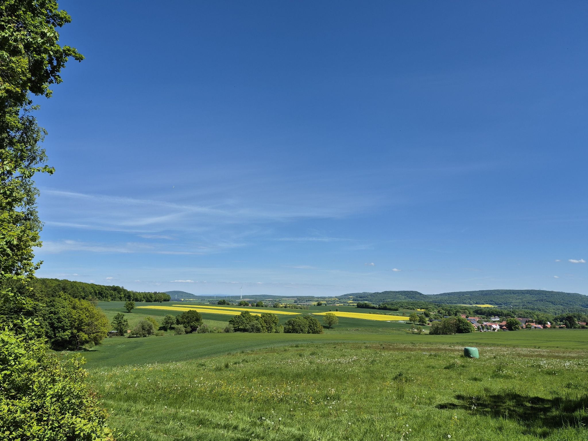 Ein schöner Blick in die Ferne, rechts ist Bühren