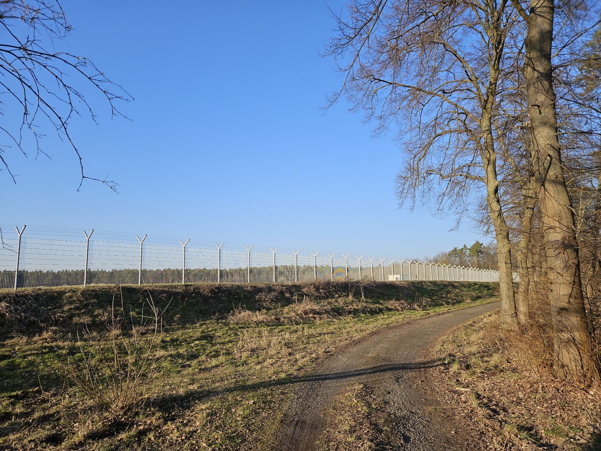 Blick zurück - am Zaun des ehemaligen Flugplatzes Berlin-Gatow