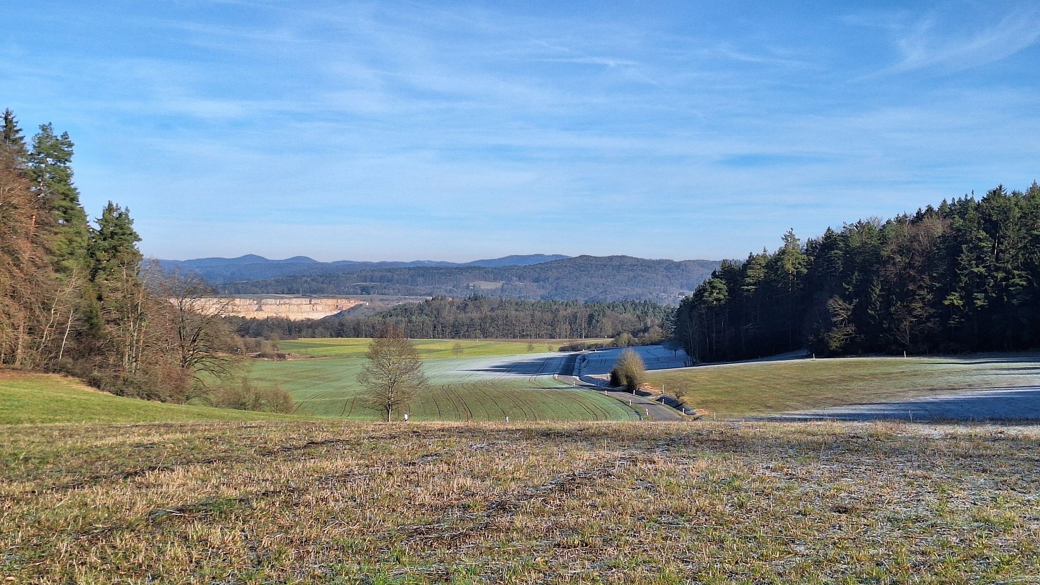 Blick auf den Hartmannshofer Steinbruch sowie Zantberg und Ossinger