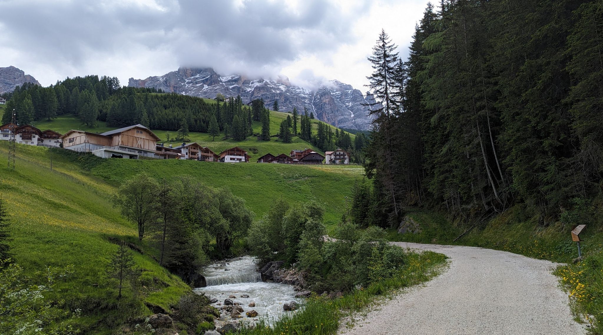 Entspanntes Fahren auf Schotterwegen entlang des Wildbachs