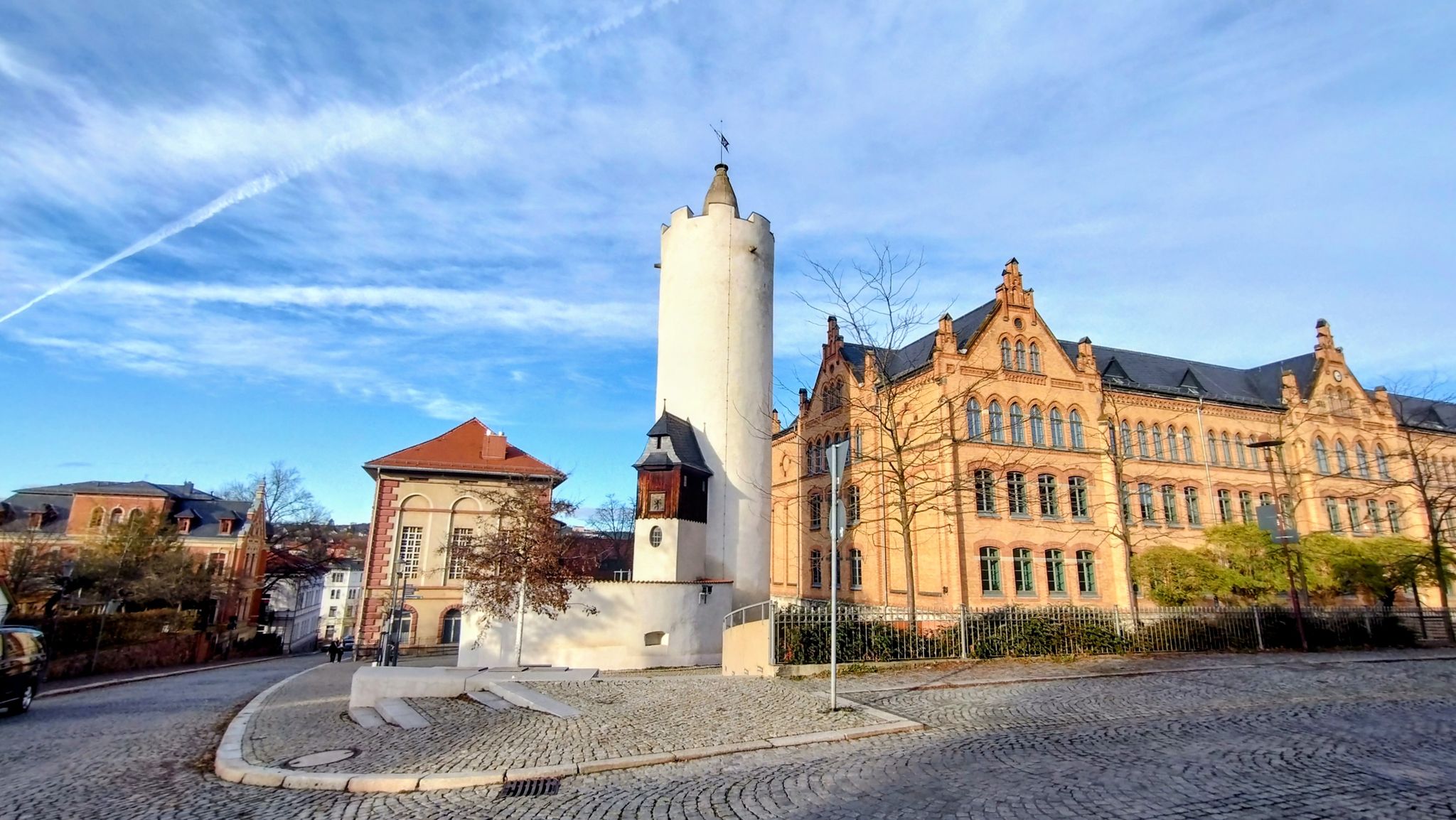 Weißer Turm von 1453(Teil der Stadtmauer) & Gymnasium "Am Weißem Turm"