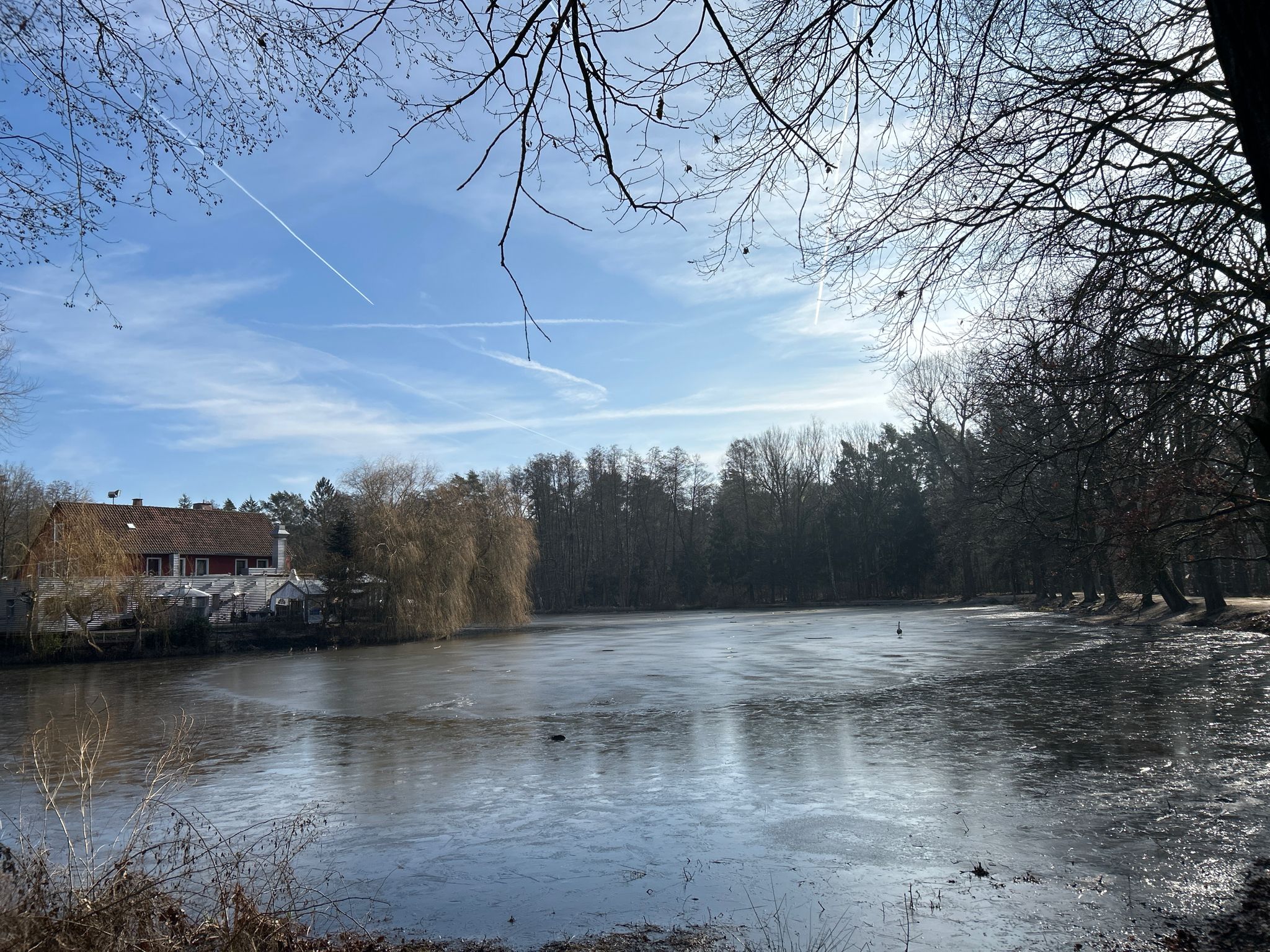 Valzner Weiher … links das Inselrestaurant