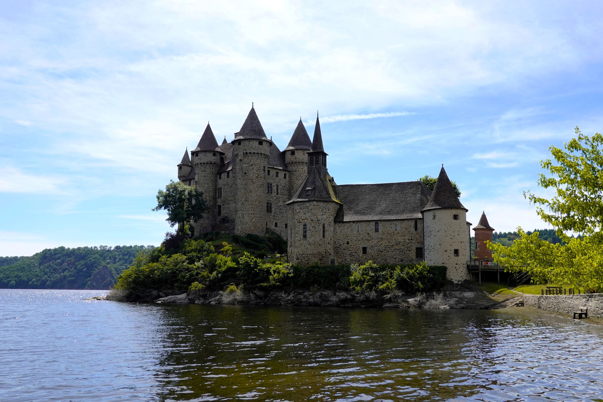 kurze Pause beim Schloss Val, Mittelalterbauwerk aus dem 14. und 15.