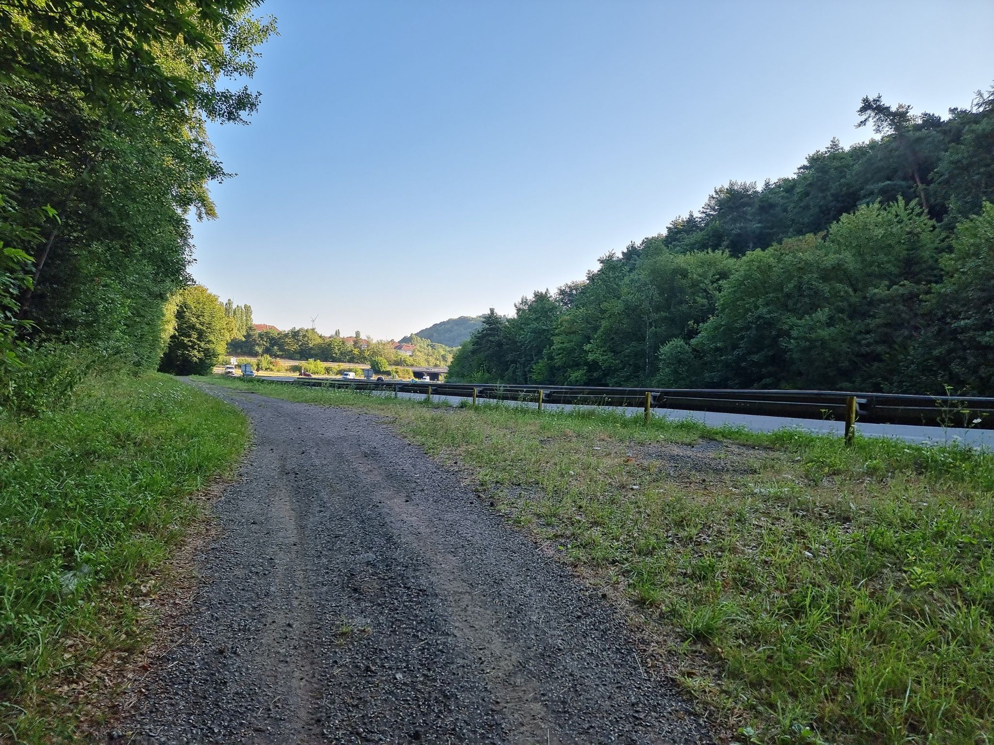 an der Strasse entlang
