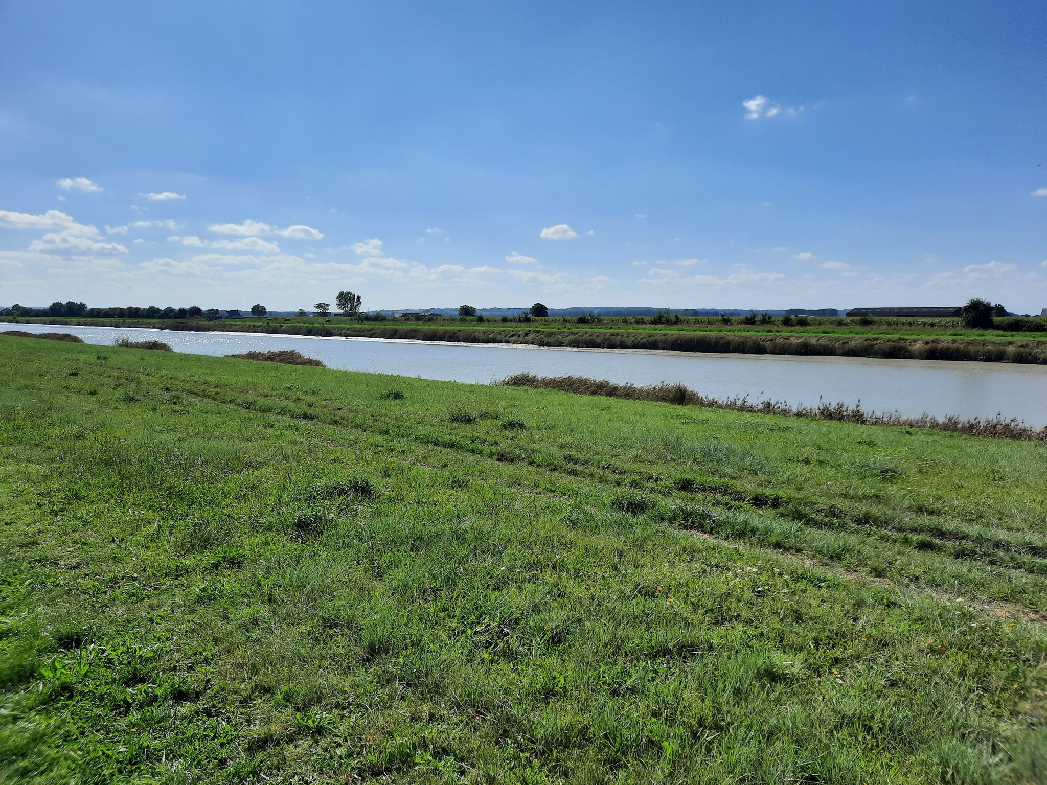 am Kanal entlang