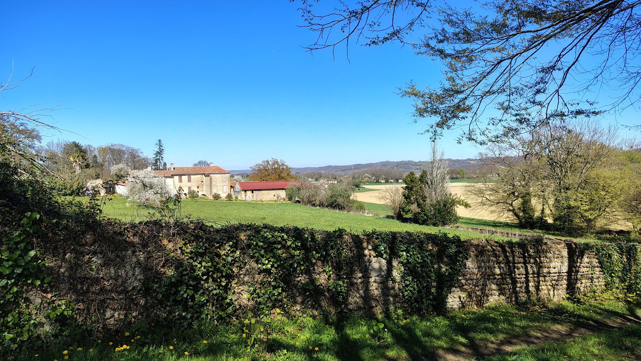 Le château de Lustar.