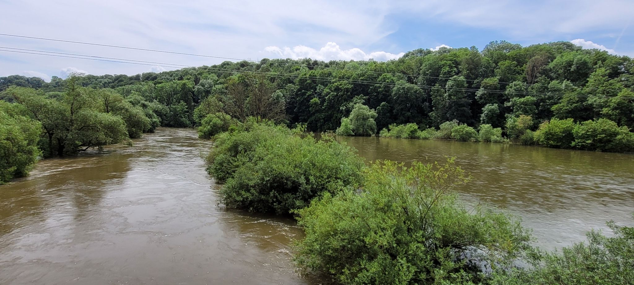 links die alte Donau, rechts die neue Hochwasserdonau