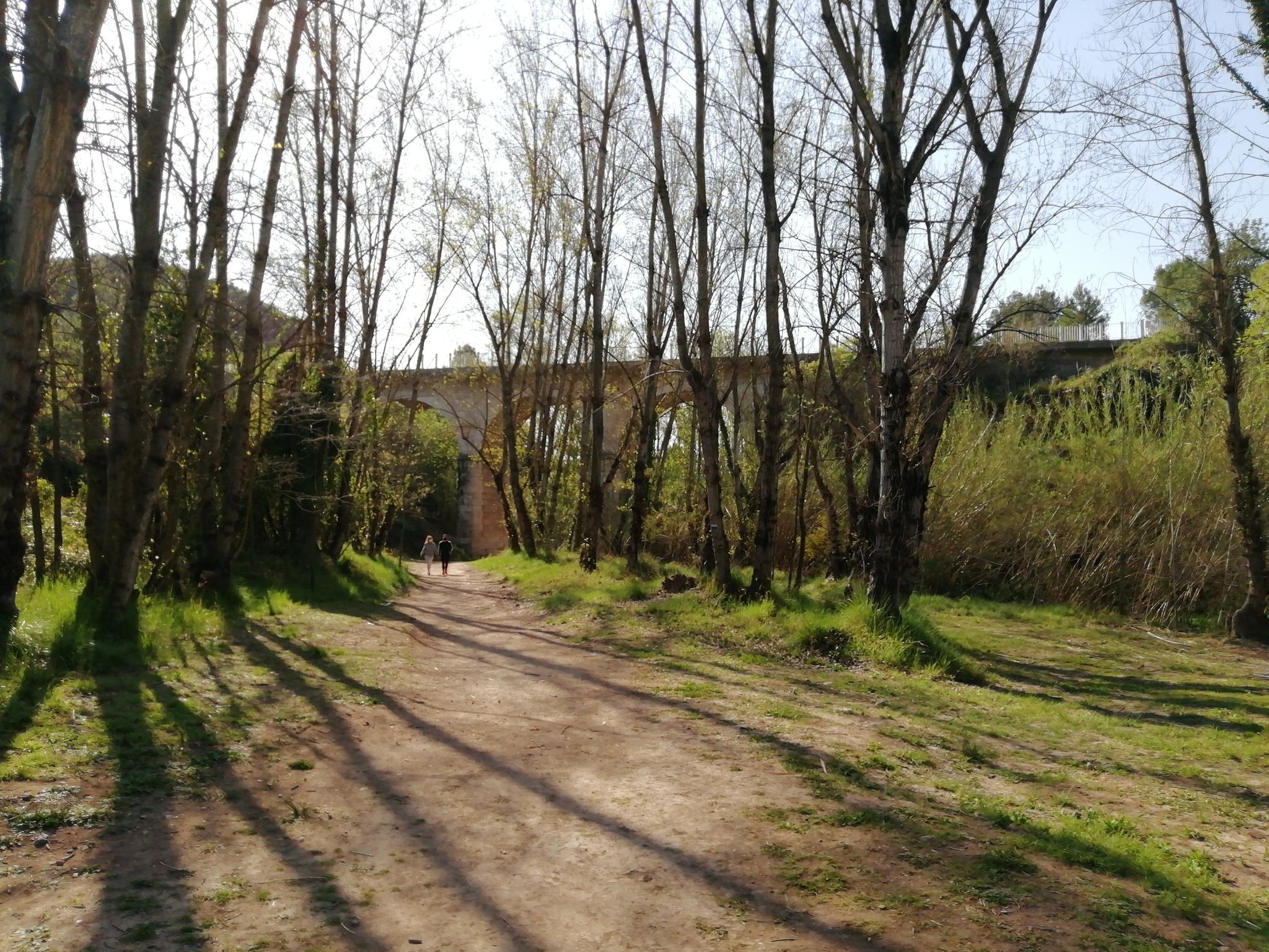 Puente cruza Río Buñol