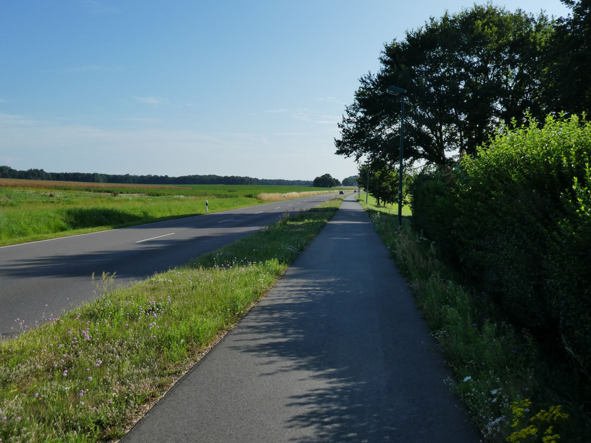 An der Hauptstraße entlang