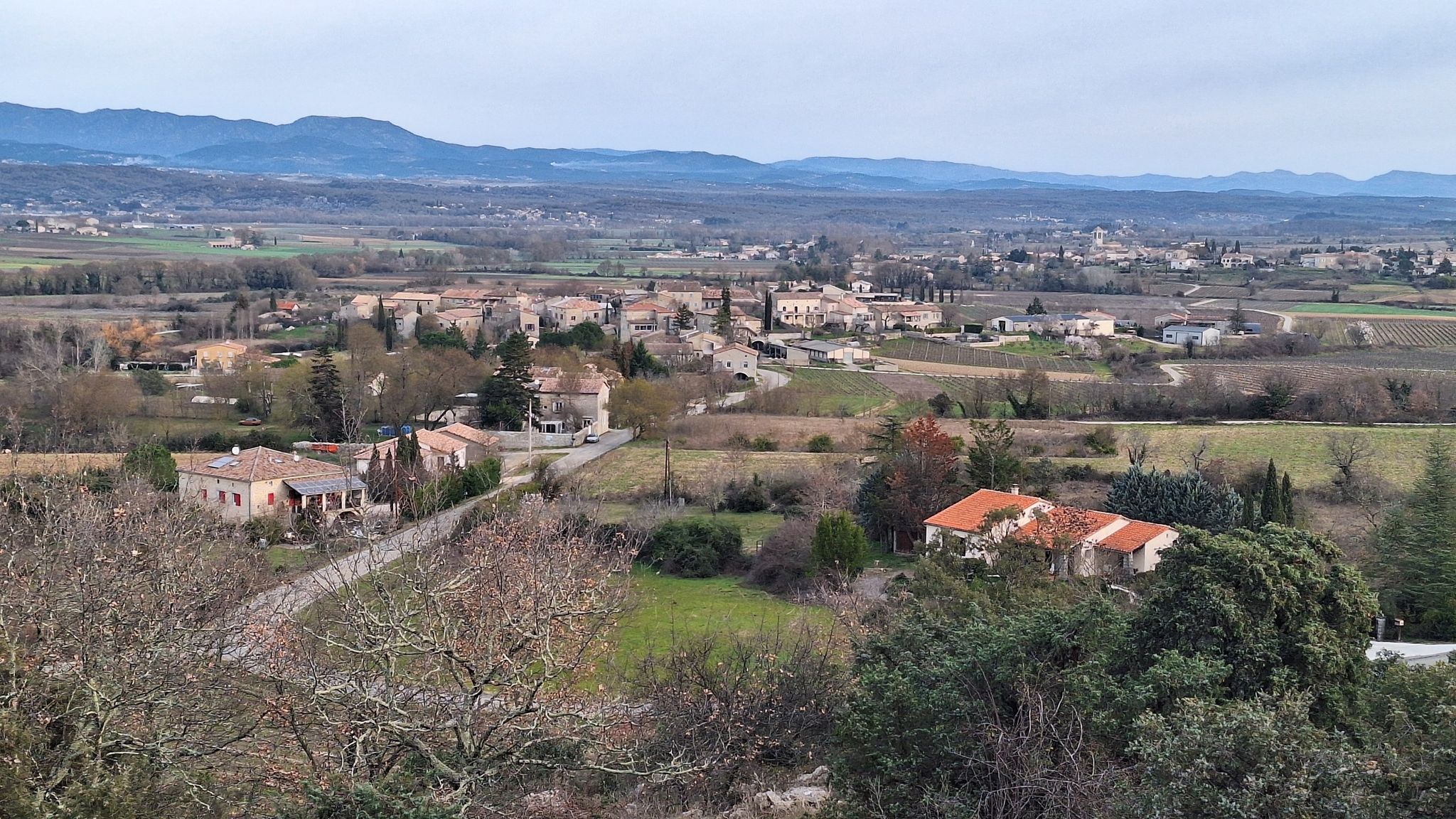 Dès la première pente, le panorama se dégage. Ici vue sur le village de Beaulieu.