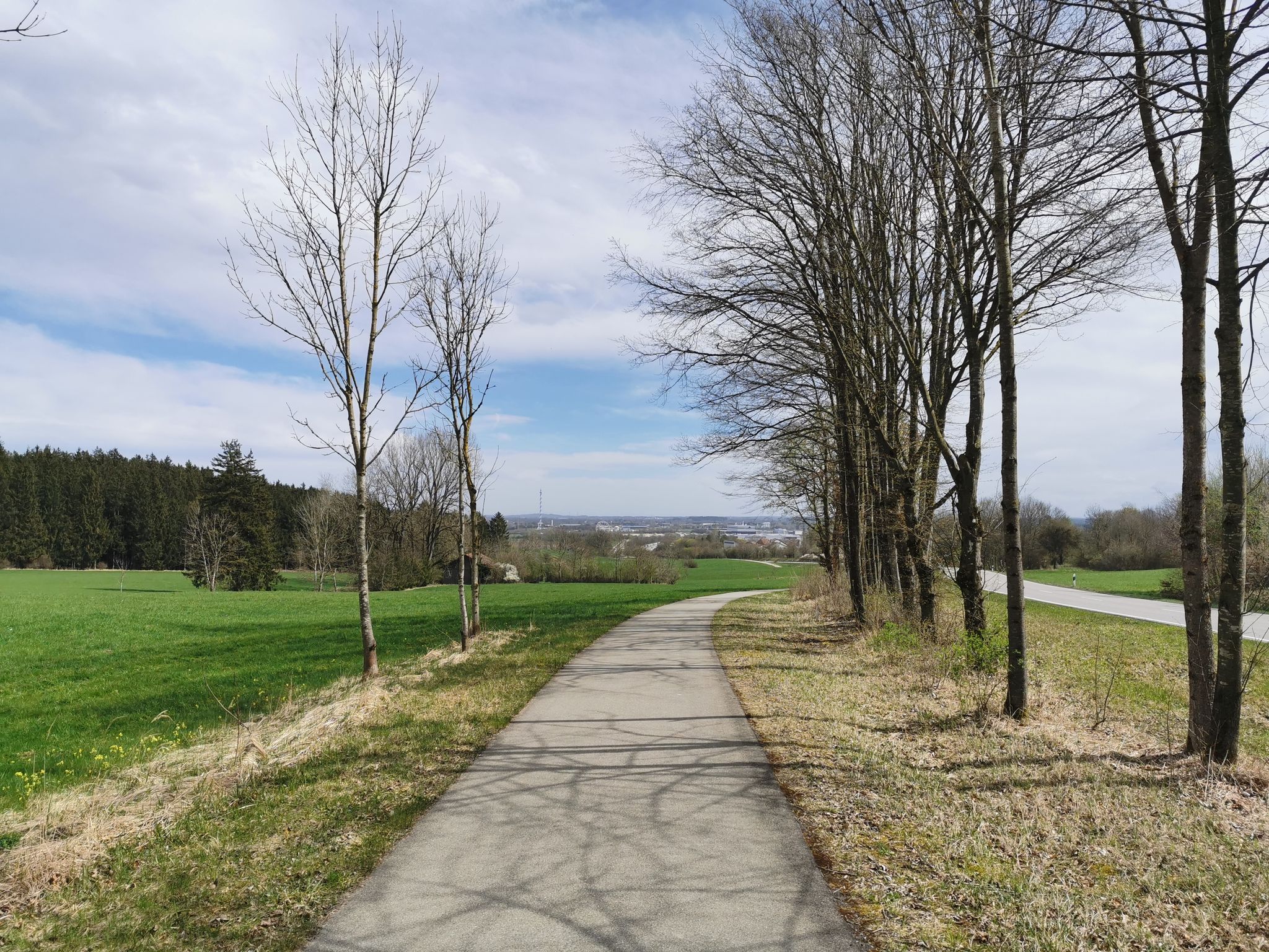 vor uns - in der Ferne - der Kettenkarussel-Turm im Allgäu-Skylinepark