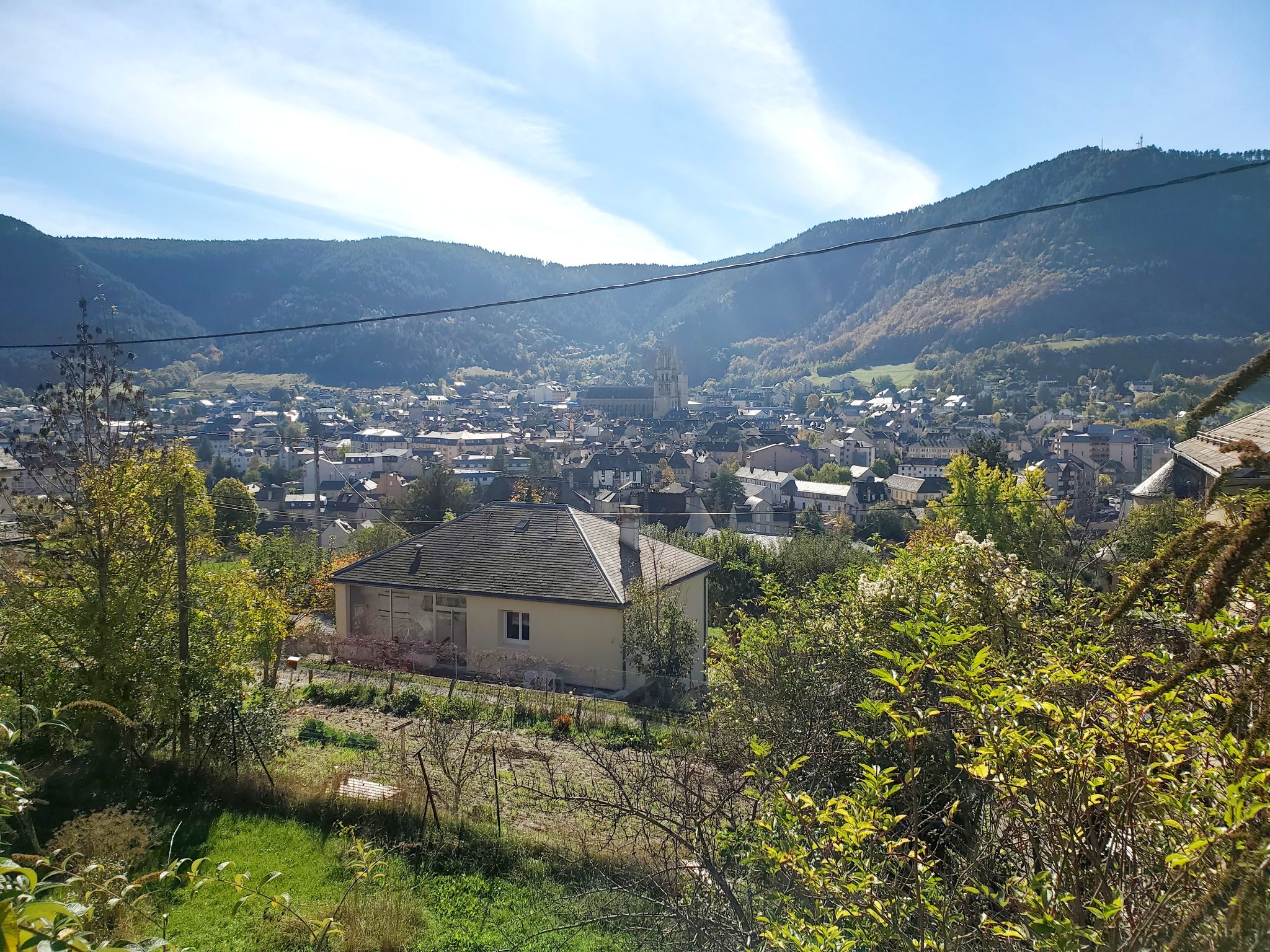 Vue sur Mende avec sa cathédrale prédominante