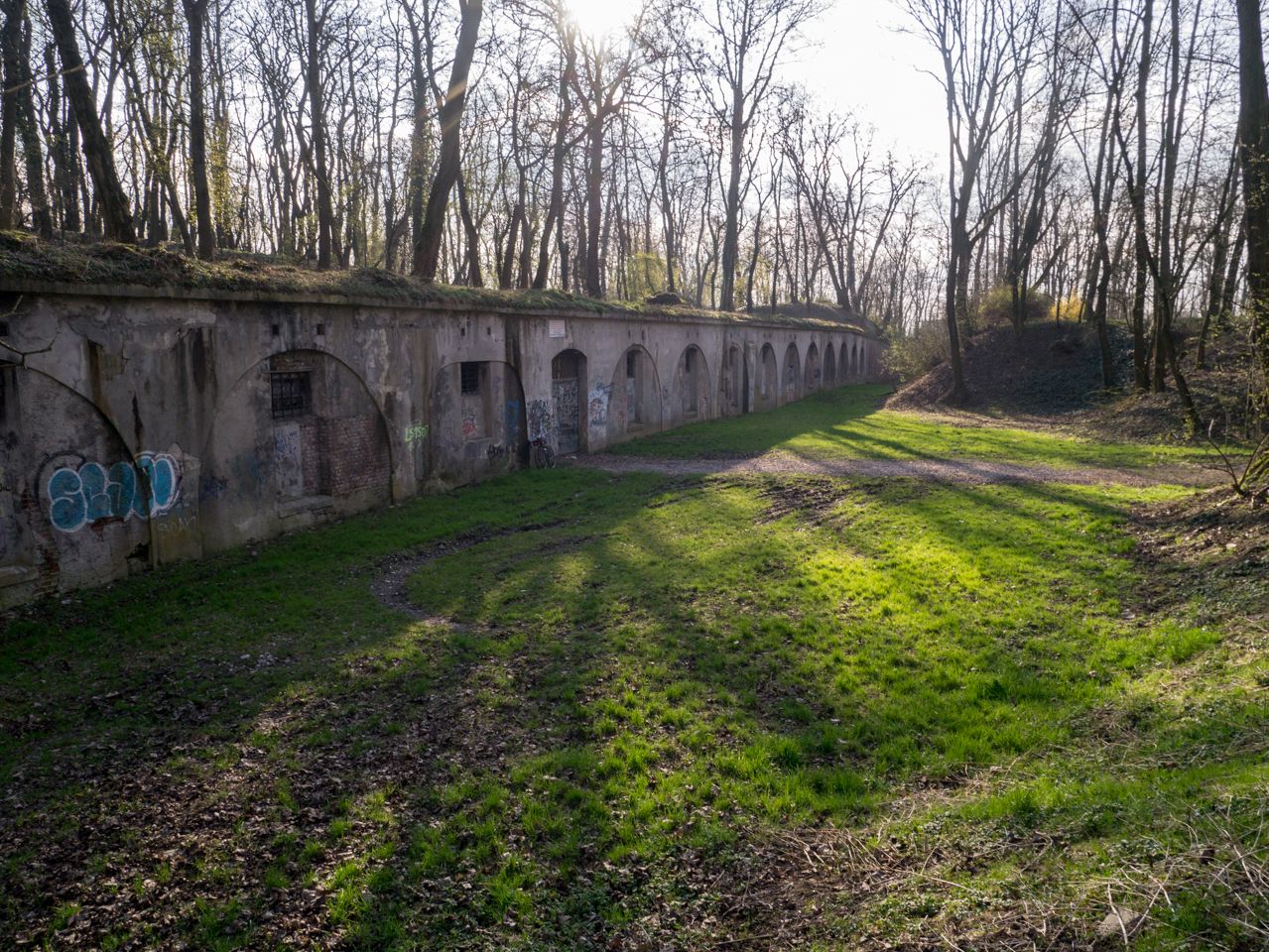 Obiekt uroczo położony w parku. Przyjdzie czas na dogłębne zwiedzanie.