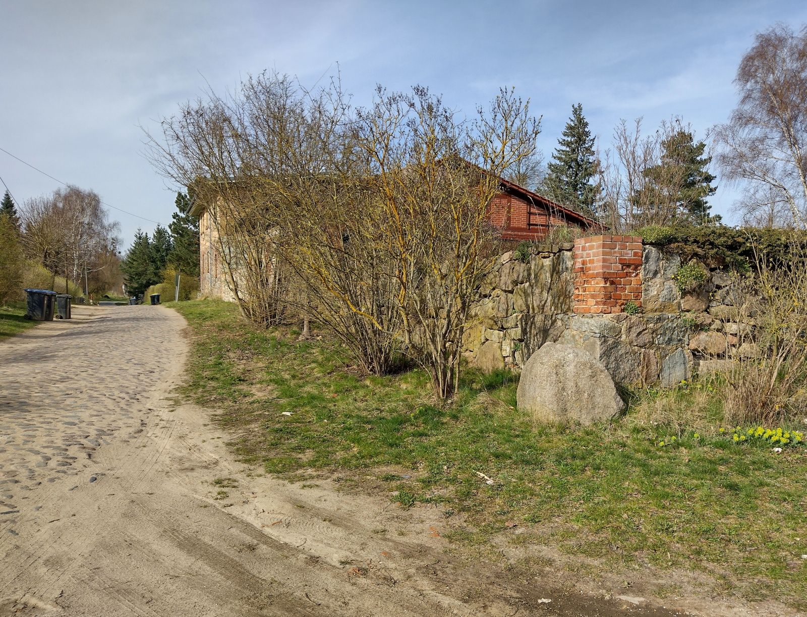 Hessenhagen mit Gutshof und urigen Häusern, alte Gartenmauer mit Steingartenpflanzen