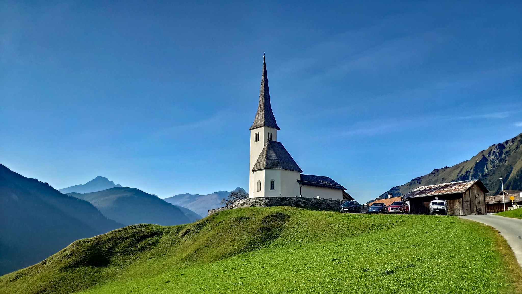 Die reformierte Kirche von Tenna. Interessant sind die alten, wunderschön restaurierten Wandmalereien im Innern