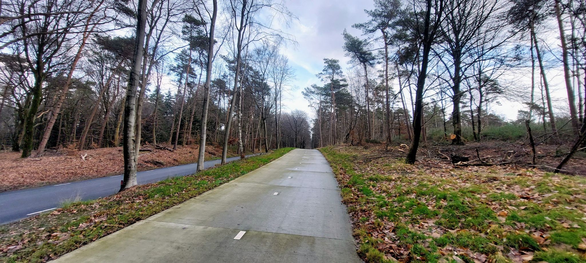 En weer een mooi (relatief nieuw) en heel breed fietspad richting Groesbeek; glooiend terrein