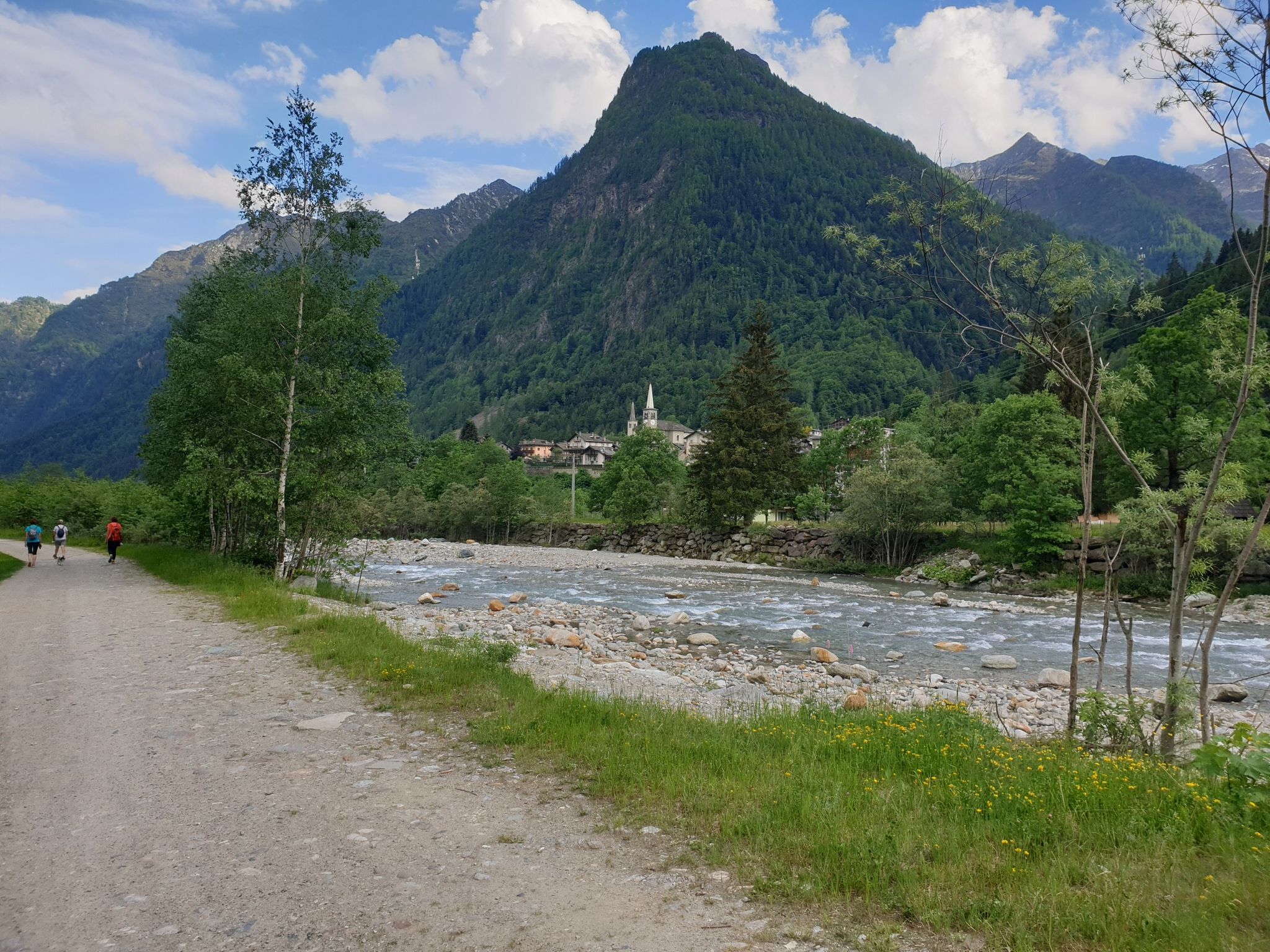 Riva Valdobbia dall'altro lato del Sesia