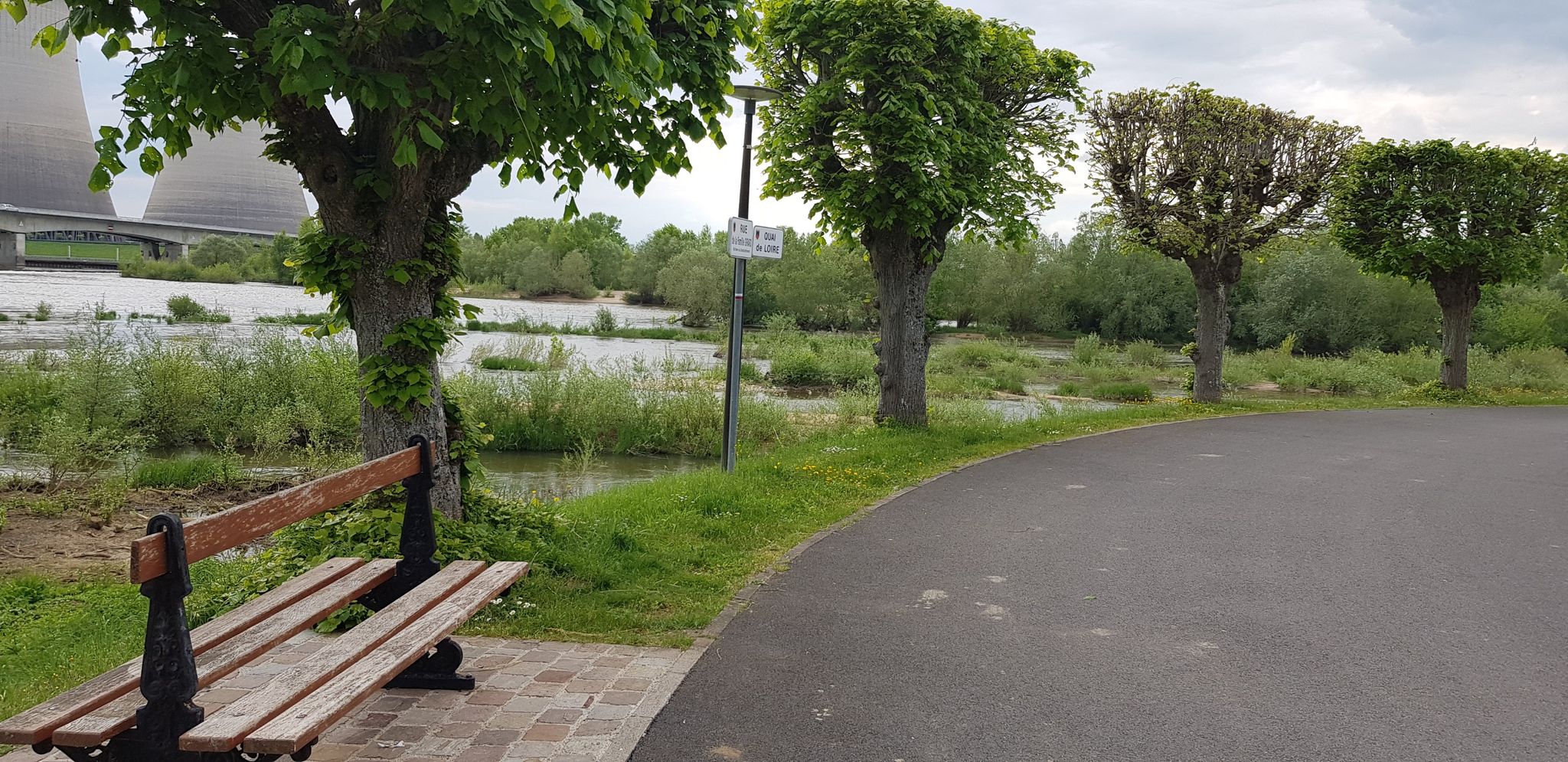 bon au bord de la Loire avec vue sur une centrale nucléaire