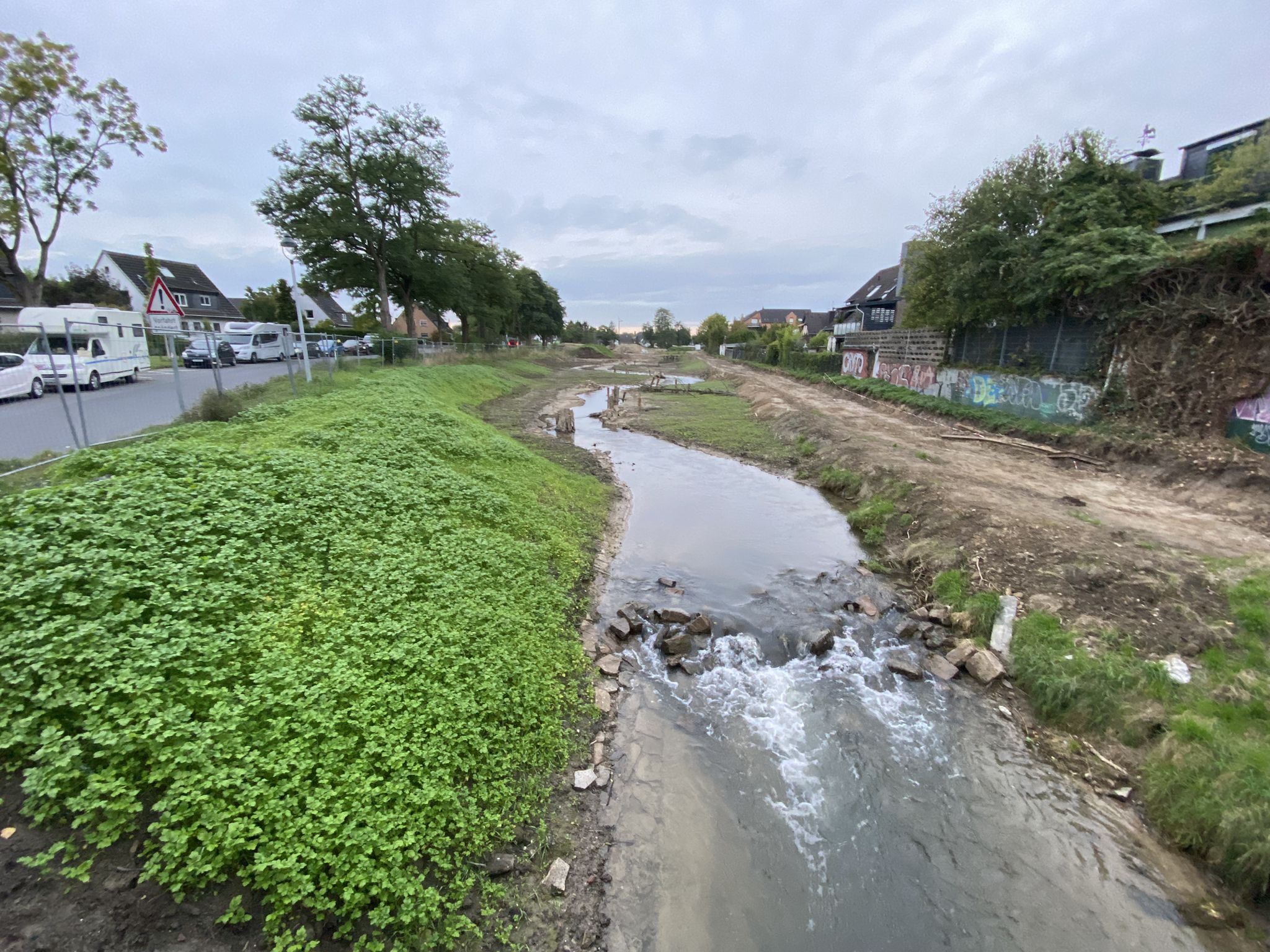 Renaturierter Fluss? Kann ja nur die Emscher sein.