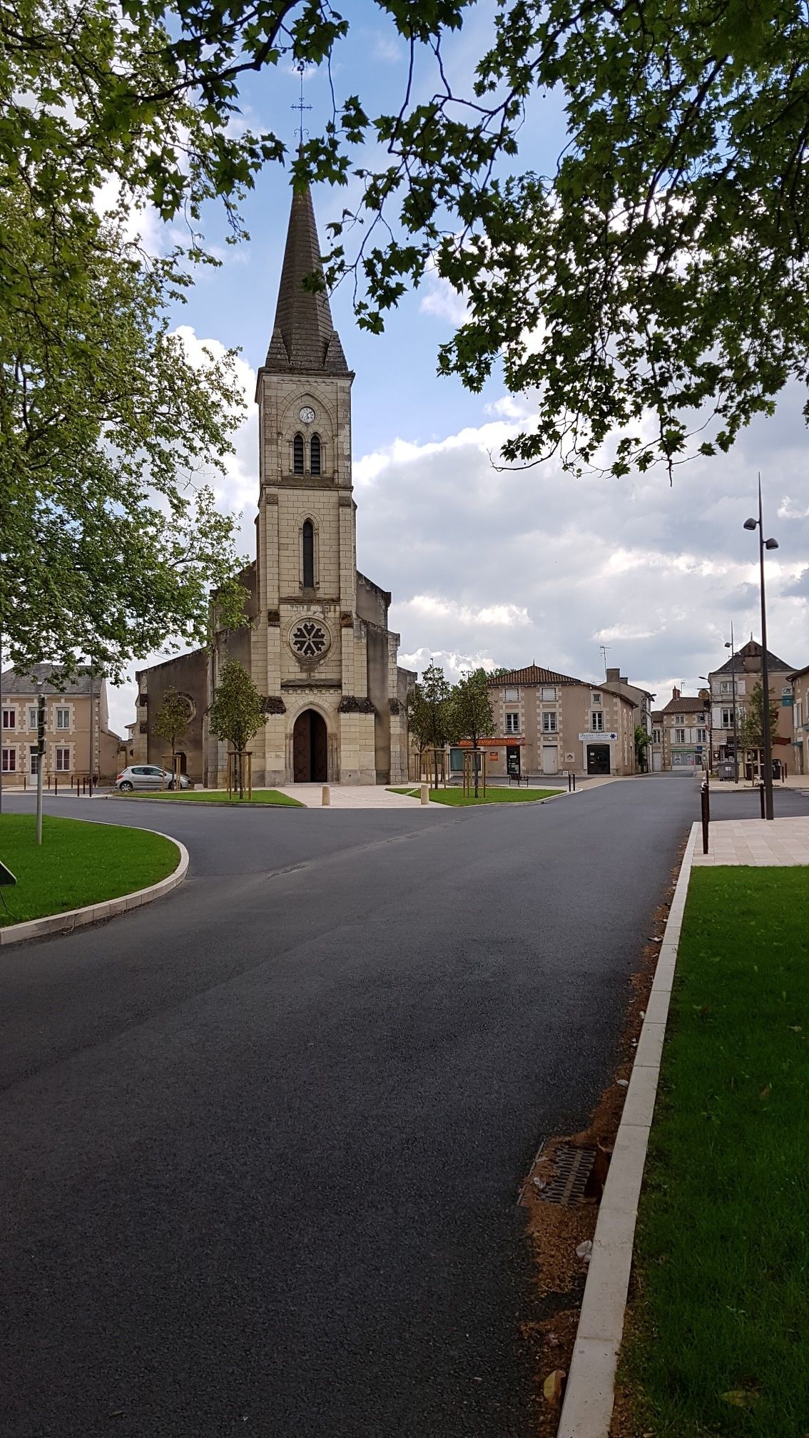Kirche in Nieuìl-l'Espoir 