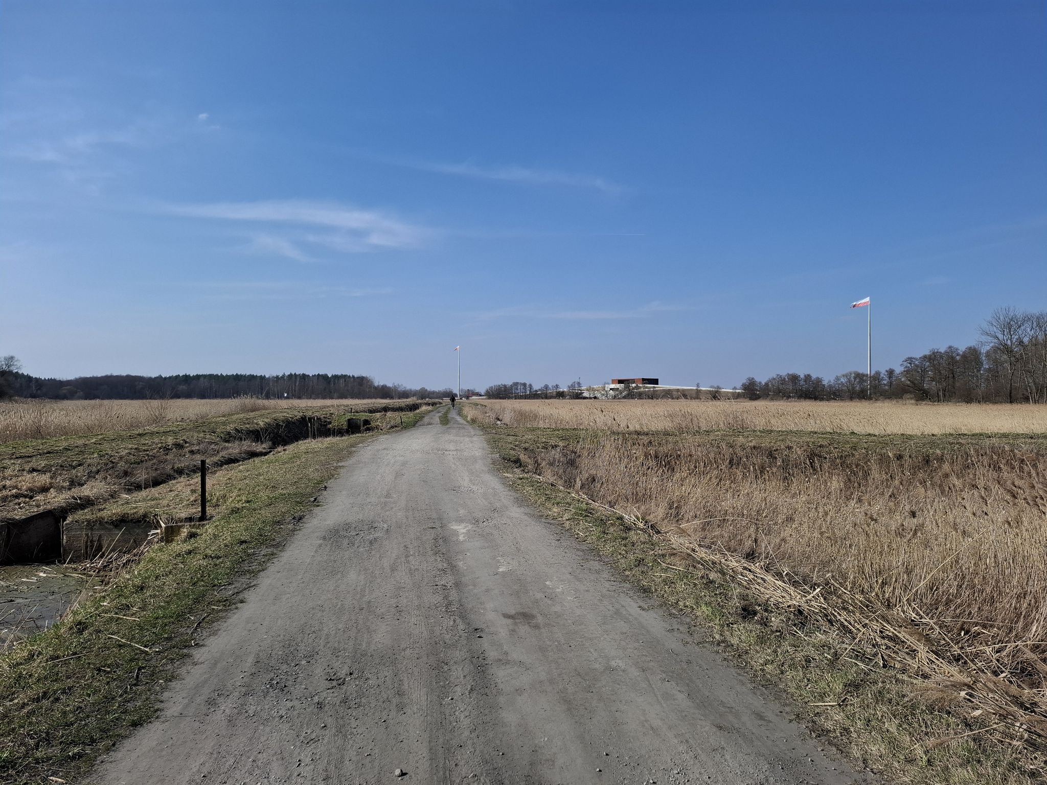 Grobla nadaje się do przejścia i przejazdu