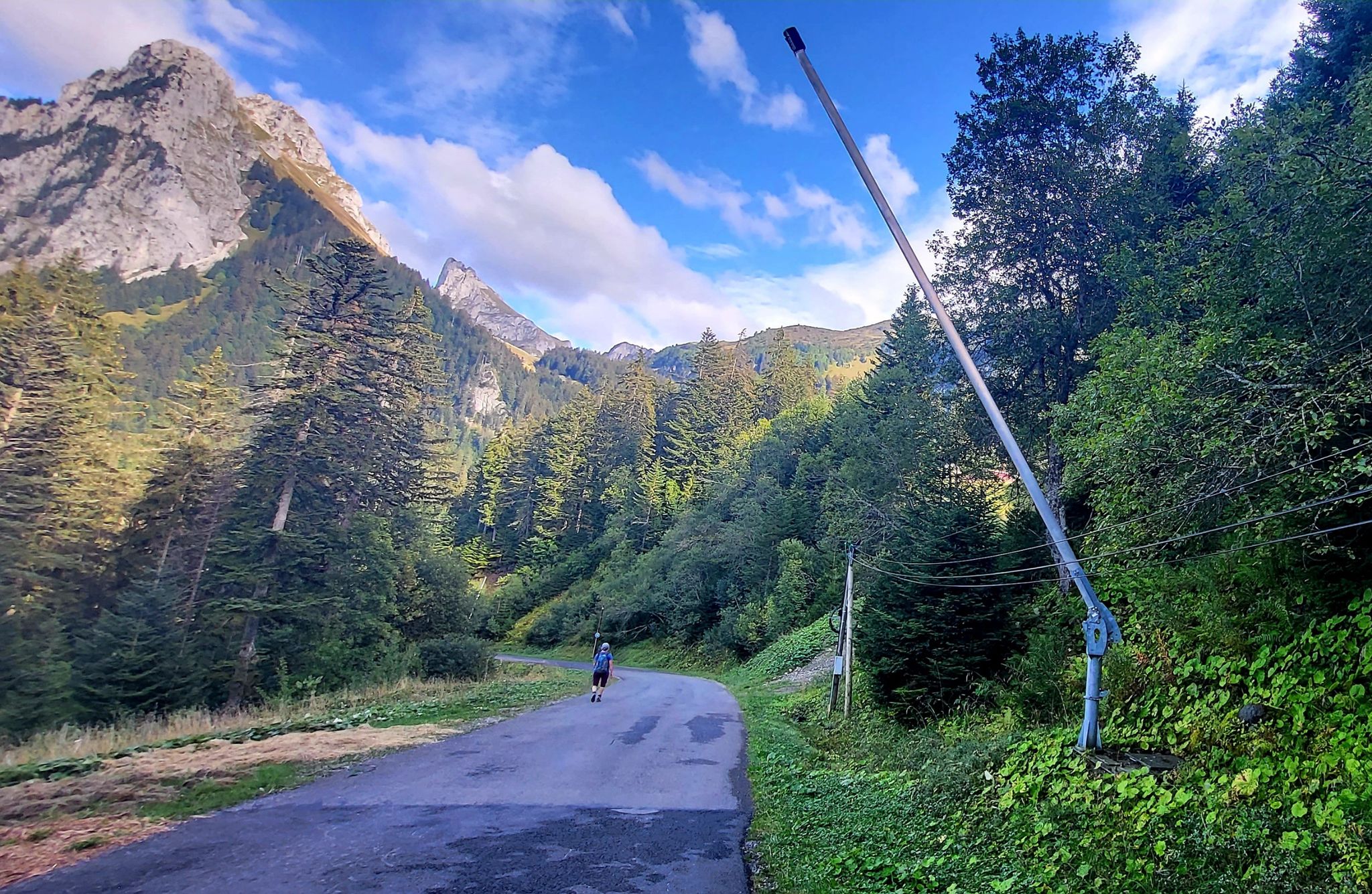 Die Straße wird durch Beschneiung zur Skipiste