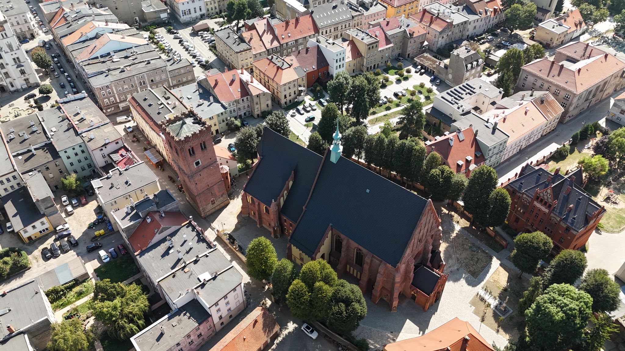 Kościół św. Anny i krzywa wieża