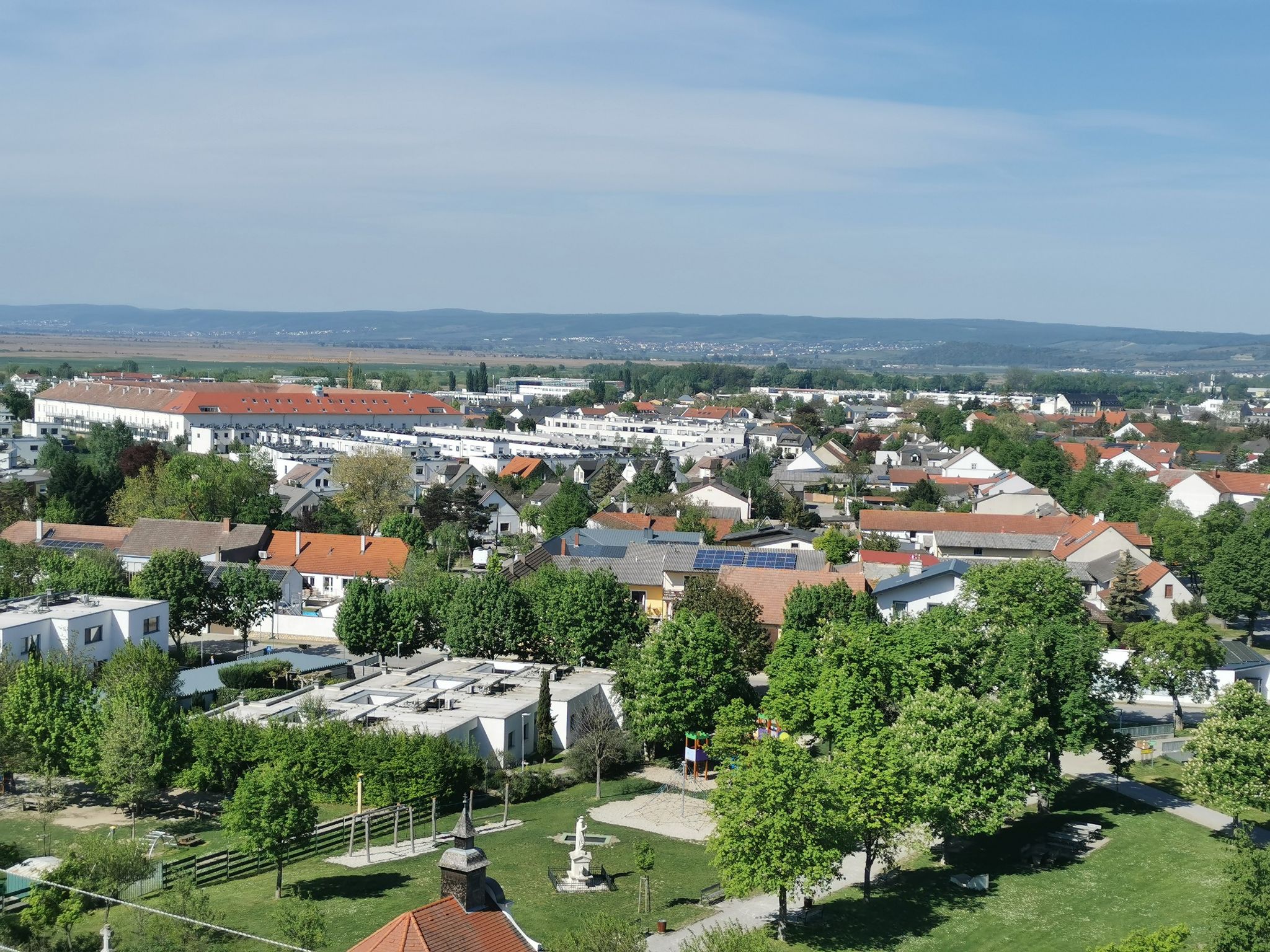 Blick über Neusiedl am See zum Leithagebirge