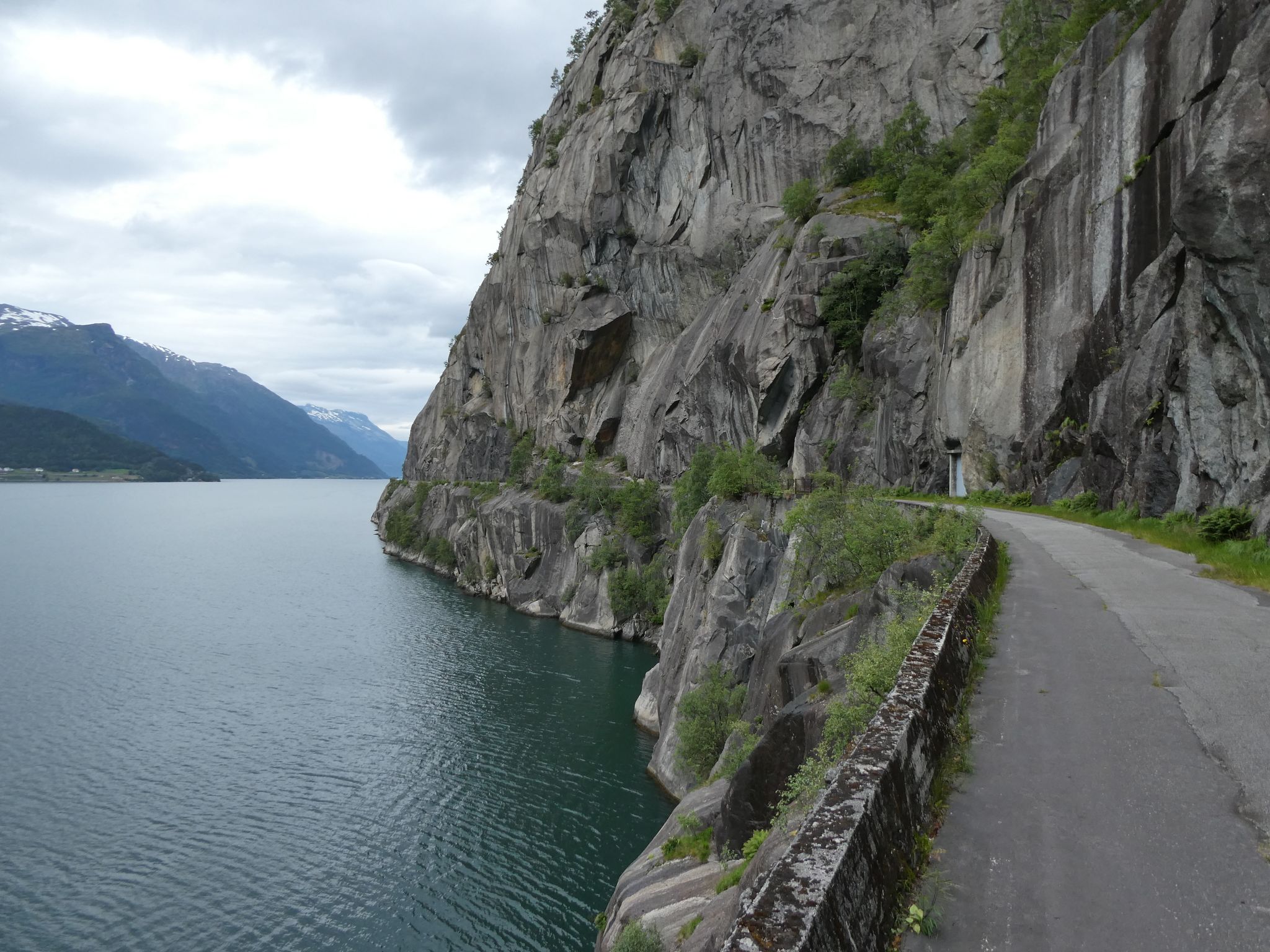 Am Sorfjord entlang