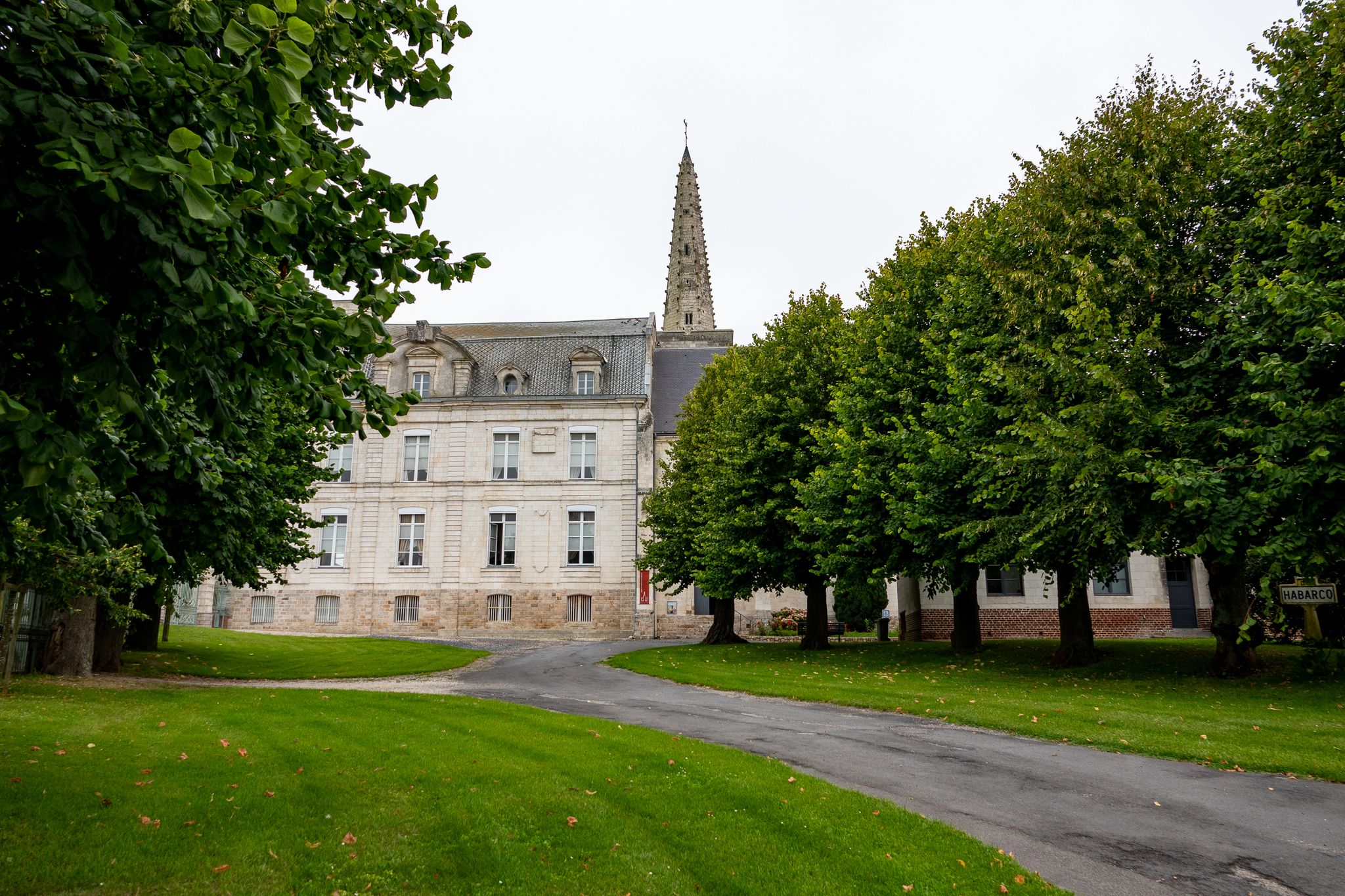 Château attenant à l'église de Habarcq