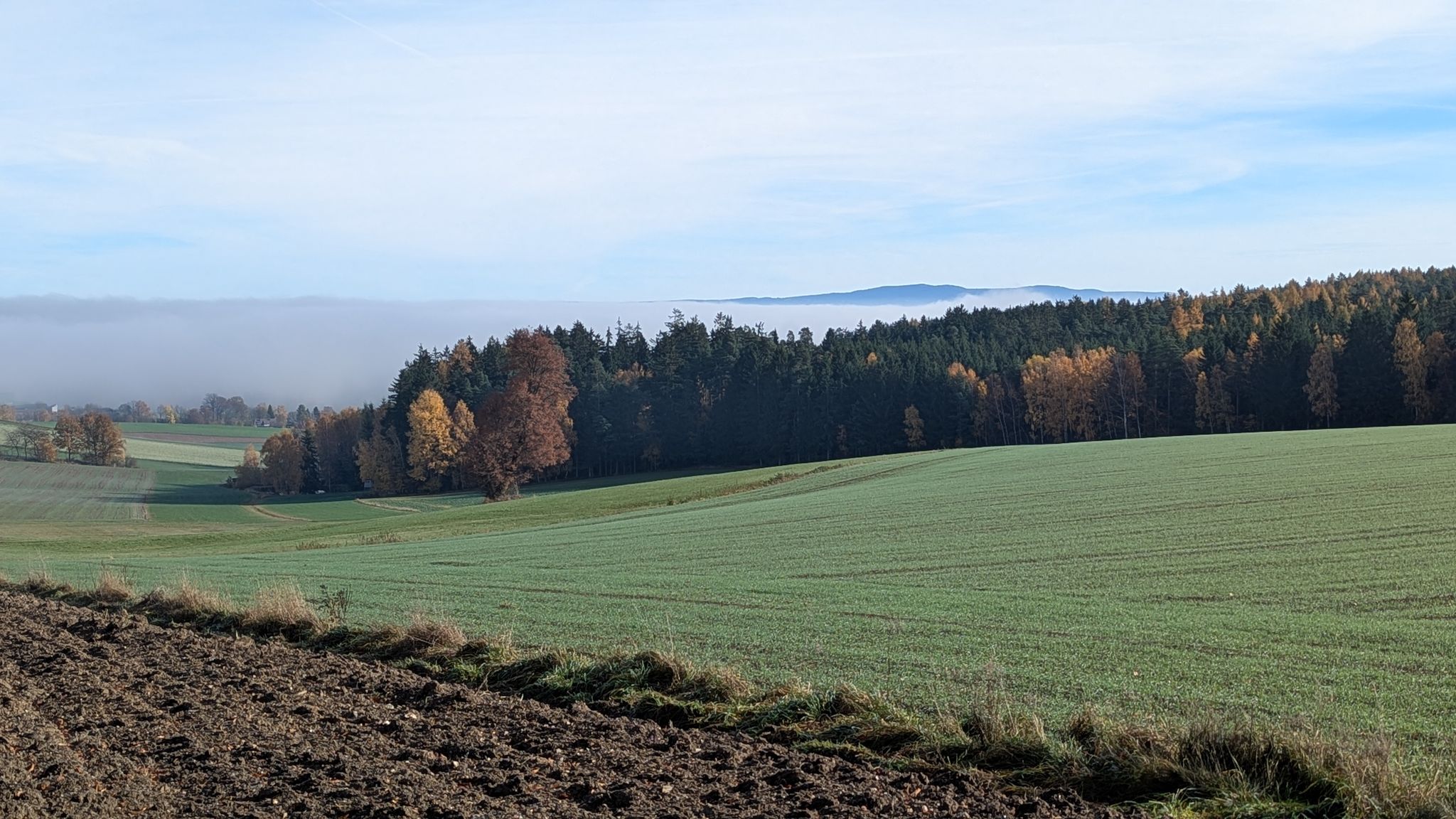 In den Tälern liegt noch dichter Nebel