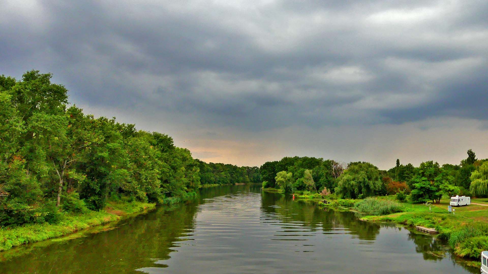 in Gröna an der Saale, Blick von der Brücke auf Schauer in Bernburg
