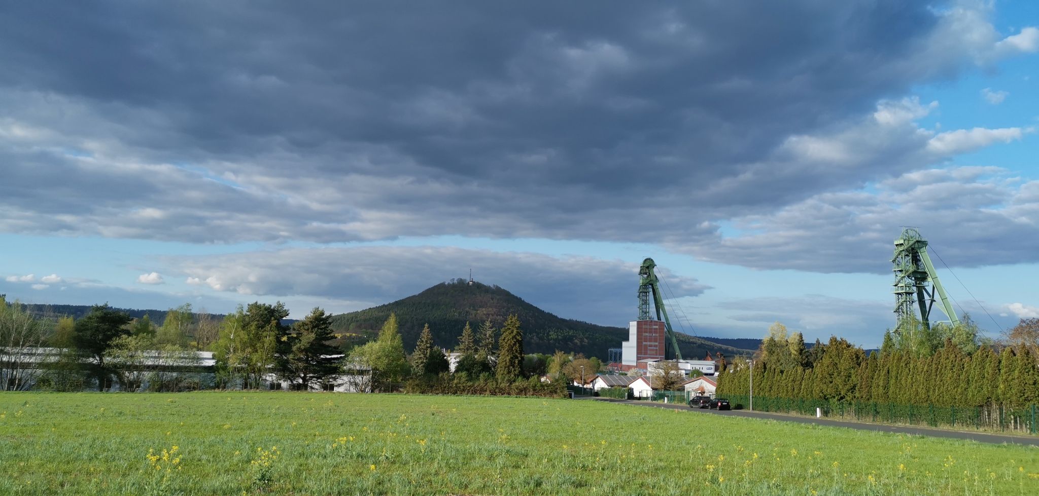 Blick zum Krayenberg mit beiden Fördertürmen des Erlebnis-Bergwerks Merkers