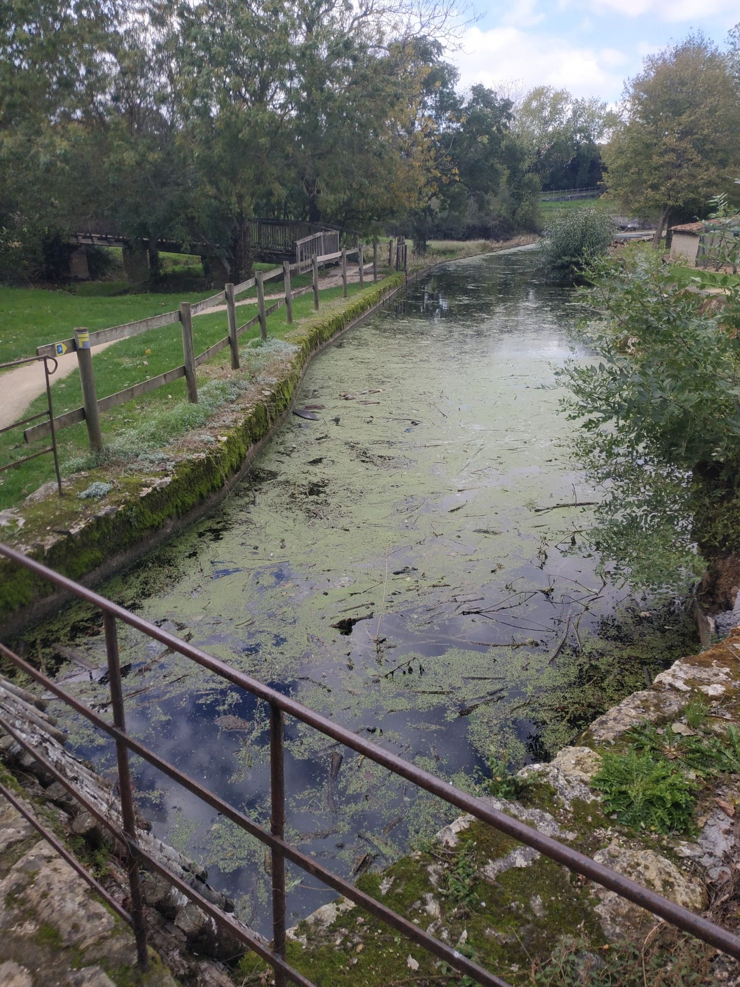 L'eau qu ialimente le moulin ancore en activité.