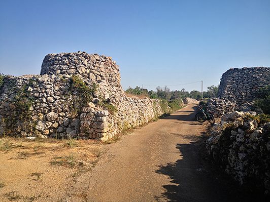 Le strutture in pietra lungo il percorso