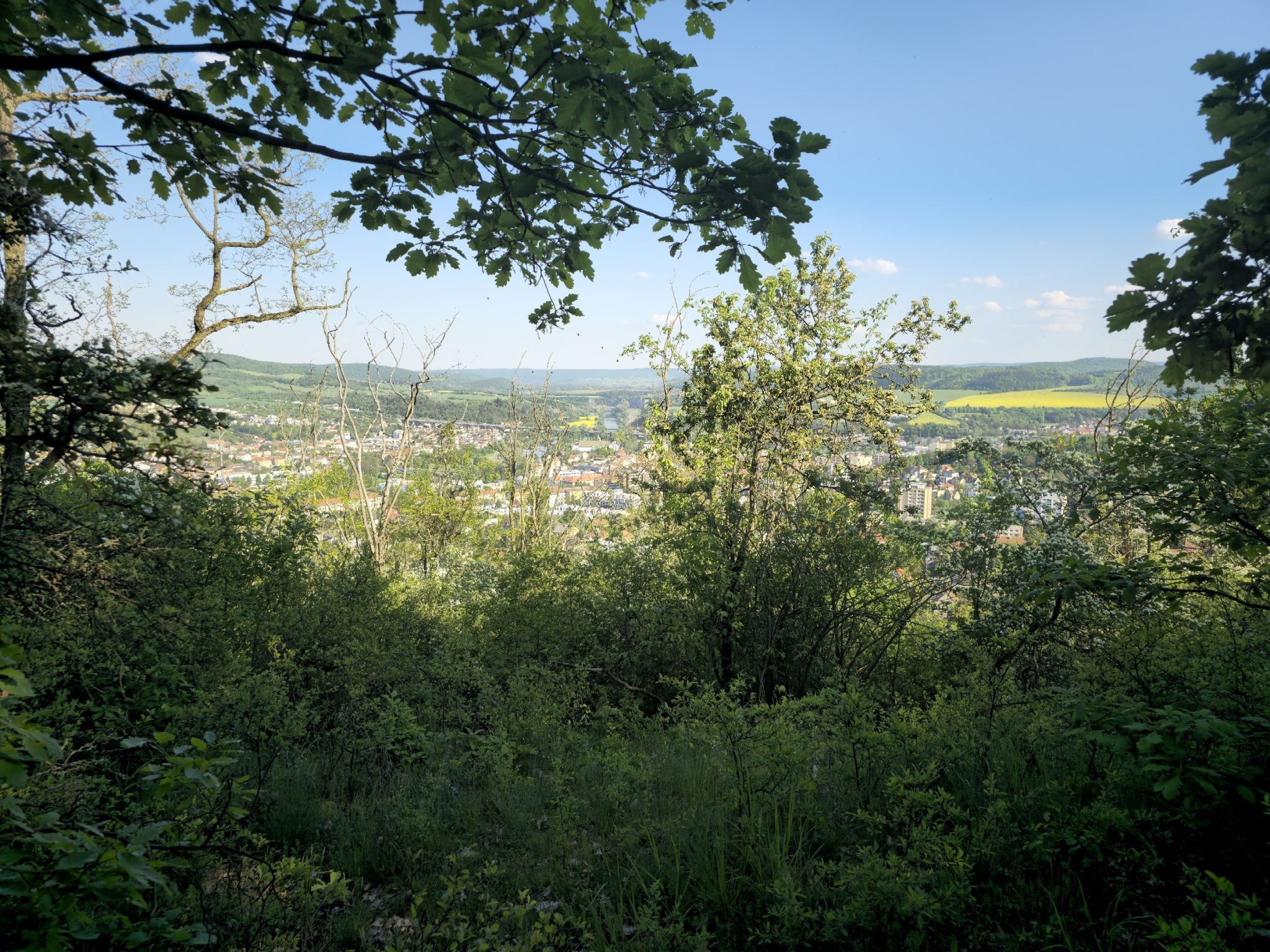 Hinter der Kapelle