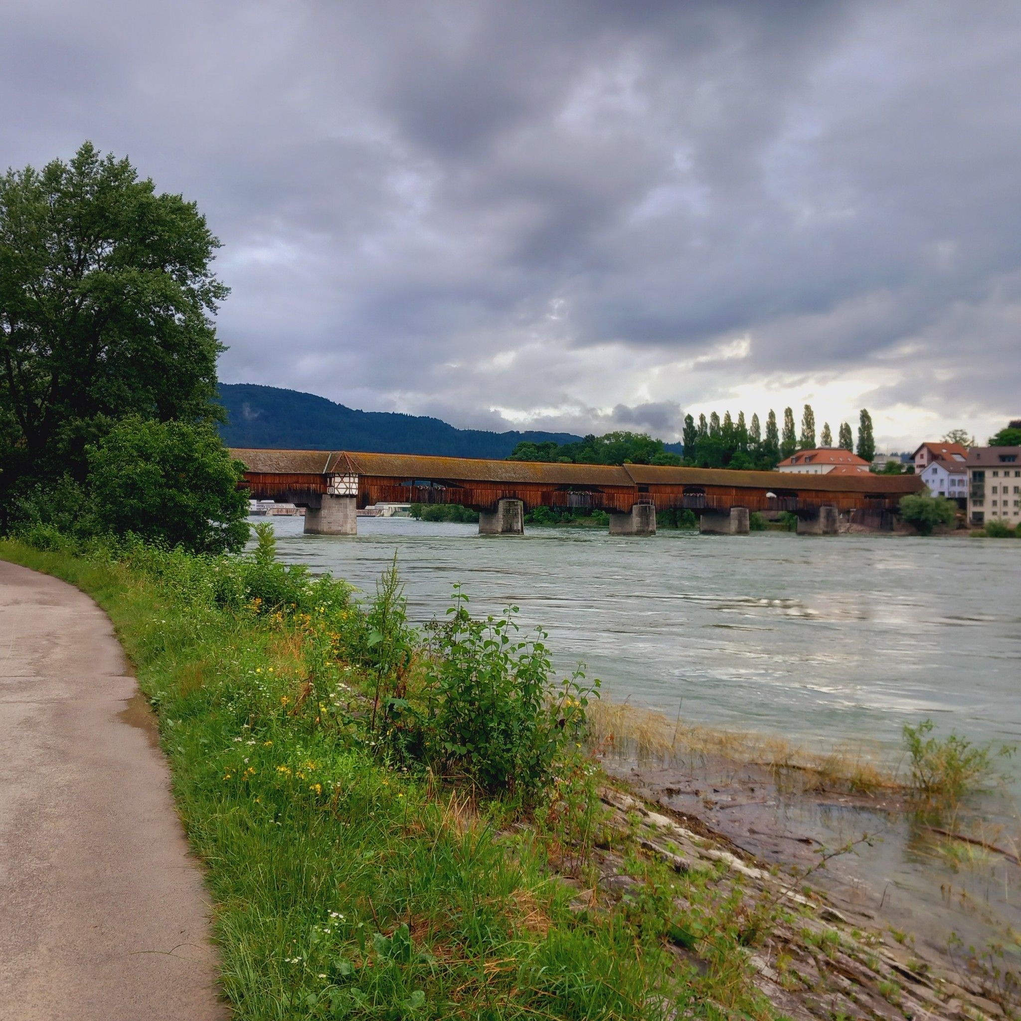 überdachte Holzbrücke über den Rhein von Bad Säckingen in die Schweiz