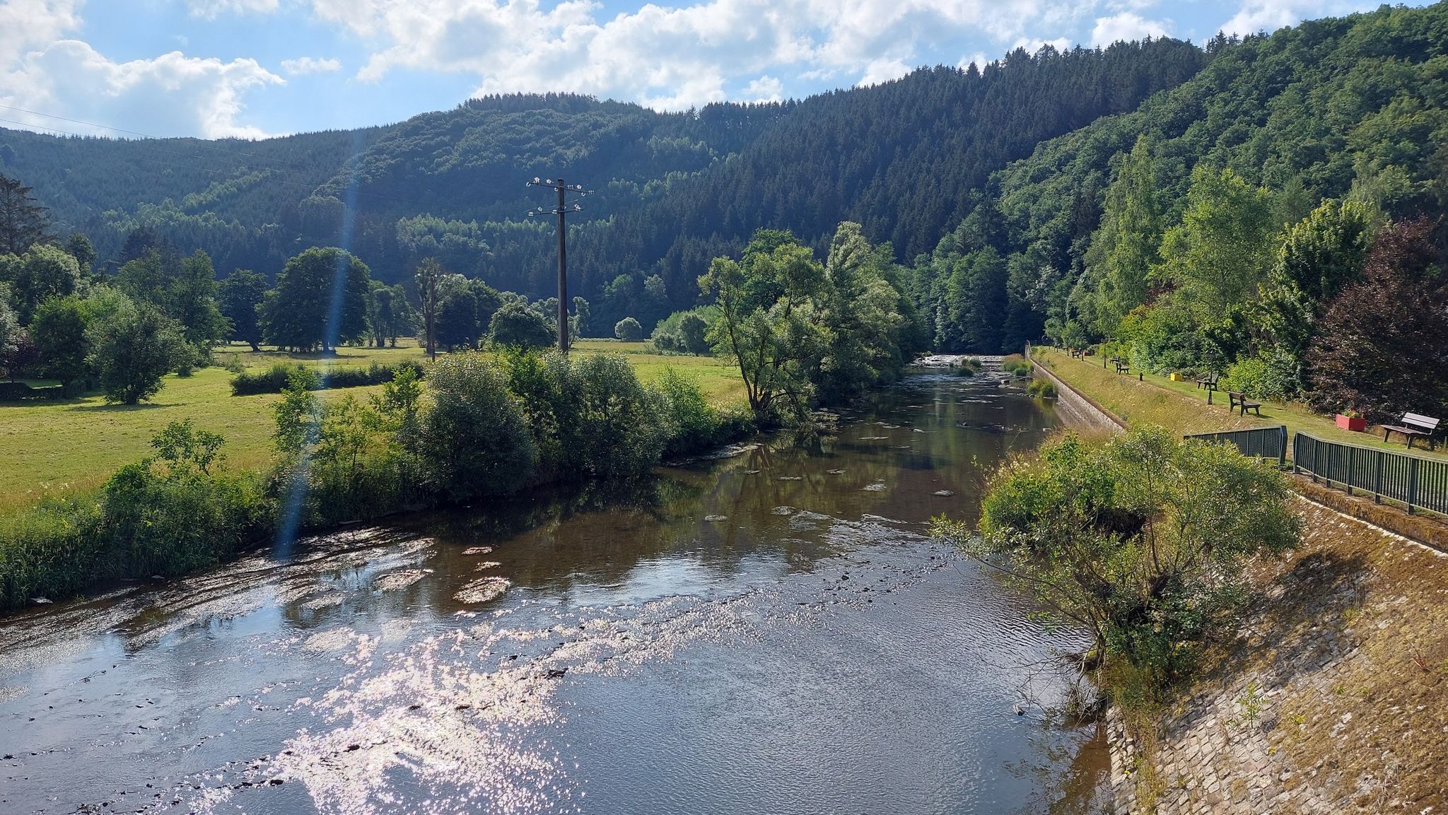 Die Our, ein Nebenfluss der Sauer entlang der Grenze von Deutschland