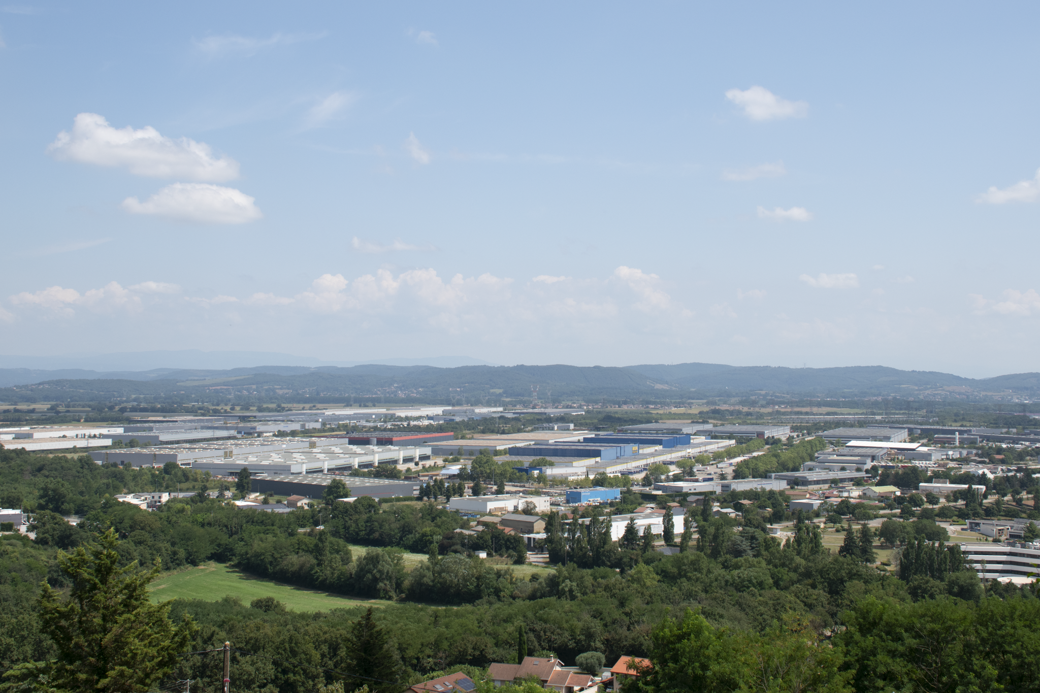 Vue de la plaine logistique de Saint-Quentin-Fallavier à Grenay