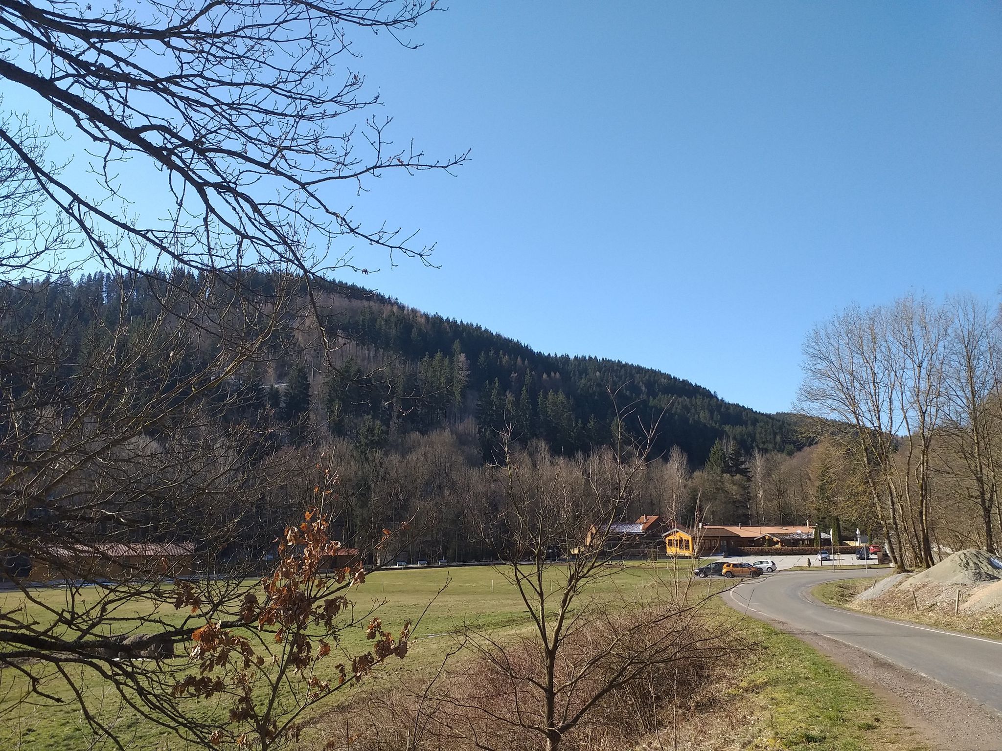 Aechtlersberg links hinter der Schortemühle