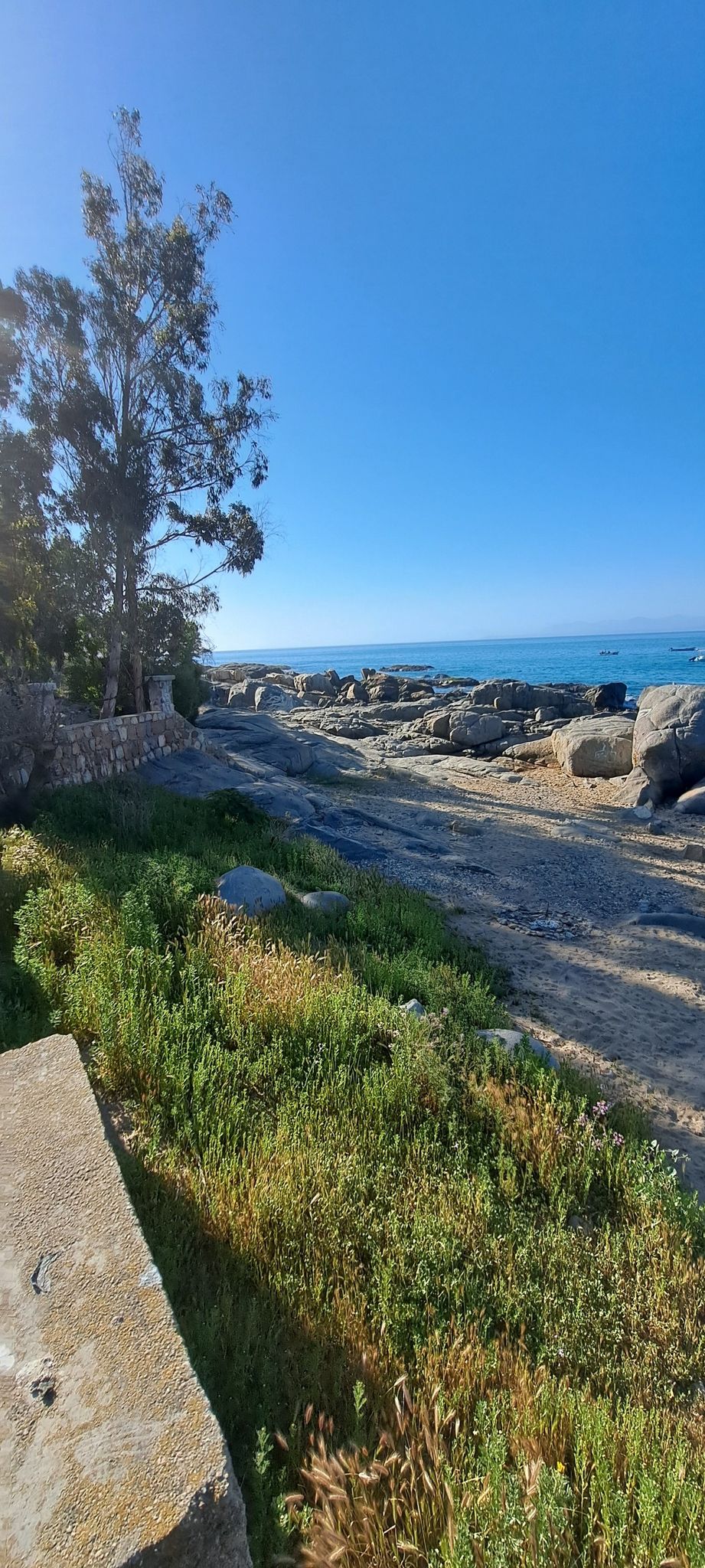 caminata en rocas de papudo